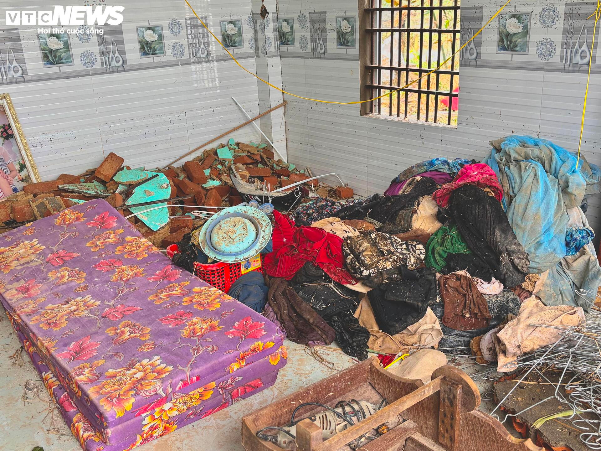 Đứa trẻ đỏ hỏn cùng mẹ bám nóc nhà trong cơn lũ dữ ở Đắk Lắk - Ảnh 3.