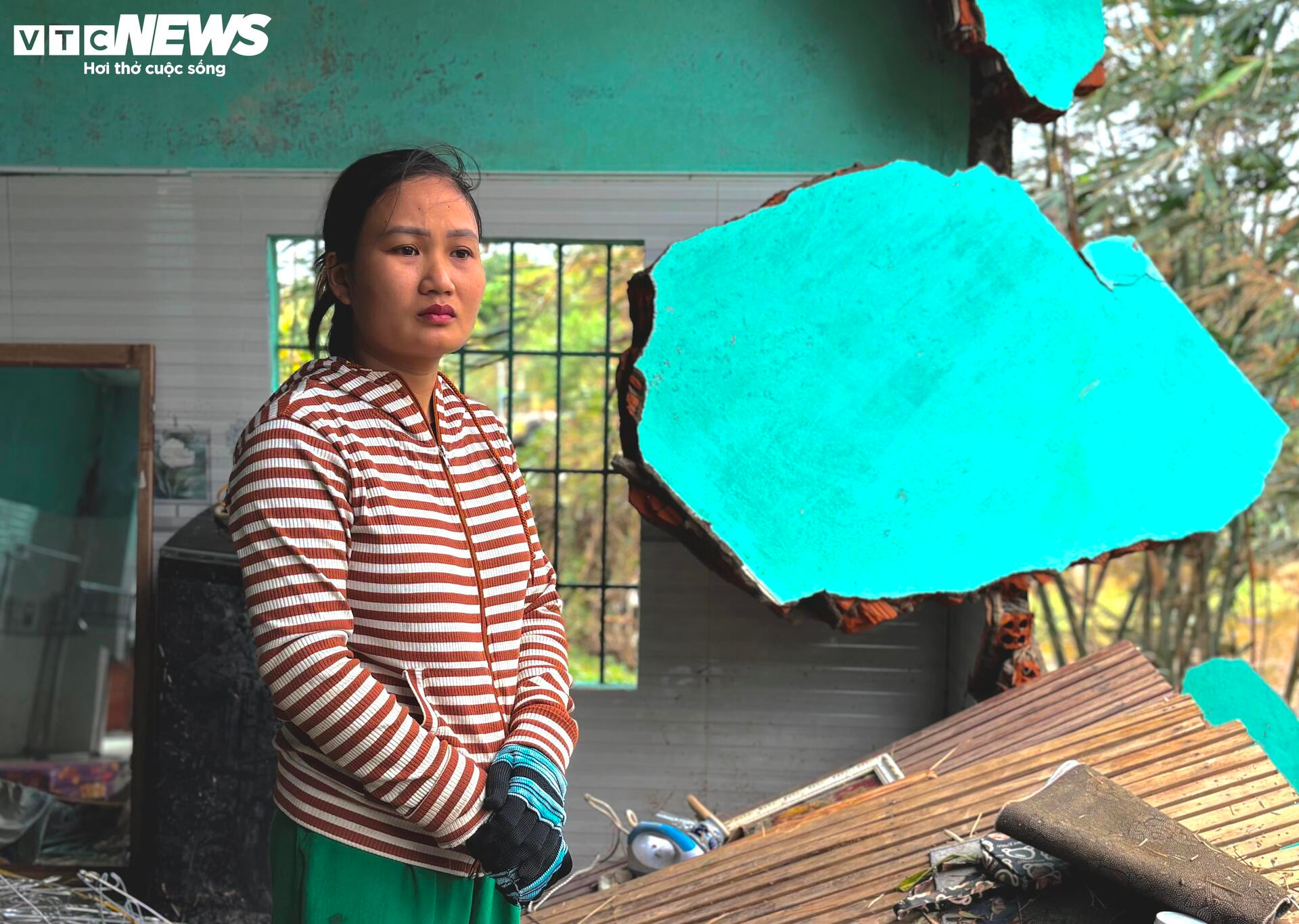 Đứa trẻ đỏ hỏn cùng mẹ bám nóc nhà trong cơn lũ dữ ở Đắk Lắk - Ảnh 1.