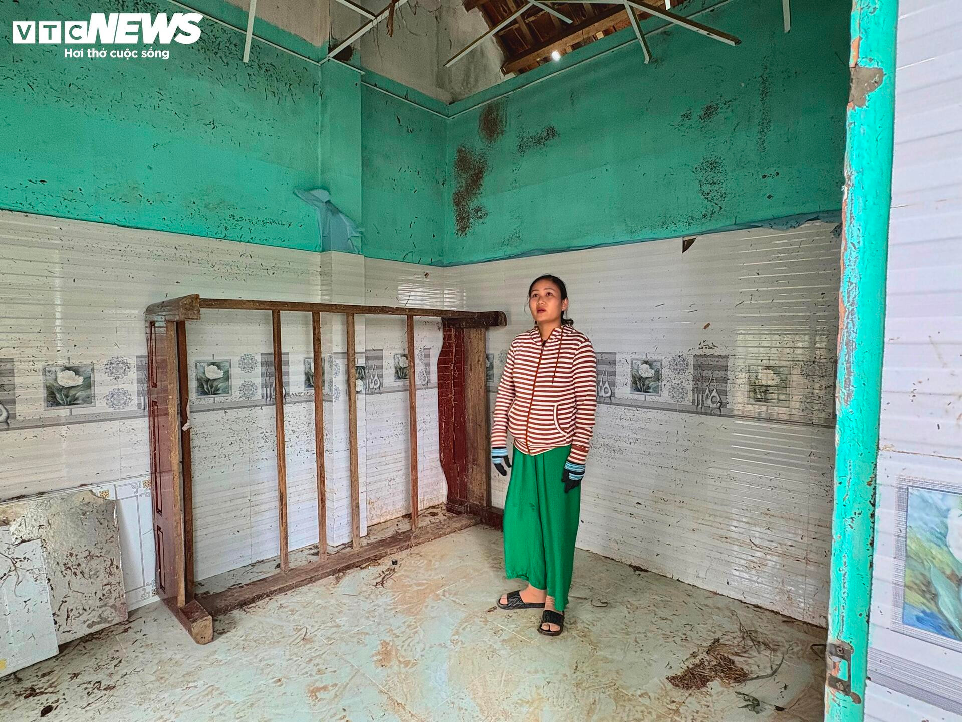 Đứa trẻ đỏ hỏn cùng mẹ bám nóc nhà trong cơn lũ dữ ở Đắk Lắk - Ảnh 5.