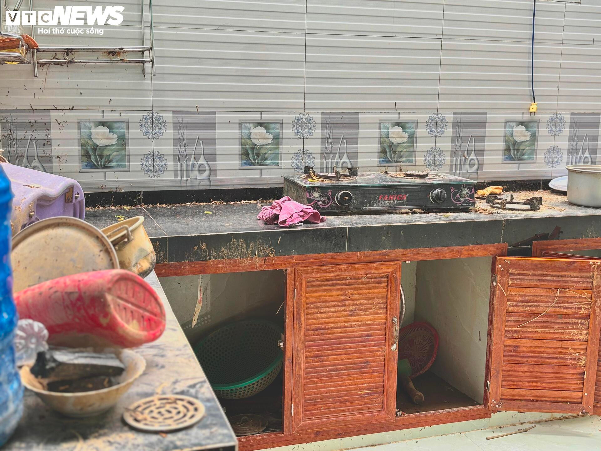 Đứa trẻ đỏ hỏn cùng mẹ bám nóc nhà trong cơn lũ dữ ở Đắk Lắk - Ảnh 4.