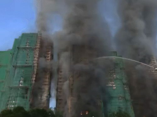 Thảm hoạ cháy chung cư tại Hong Kong: Vẫn chưa thể dập tắt ngọn lửa sau 8 tiếng, số người tử vong tiếp tục tăng- Ảnh 3. Thảm hoạ cháy chung cư tại Hong Kong: Vẫn chưa thể dập tắt ngọn lửa sau 8 tiếng, số người tử vong tiếp tục tăng- Ảnh 3.