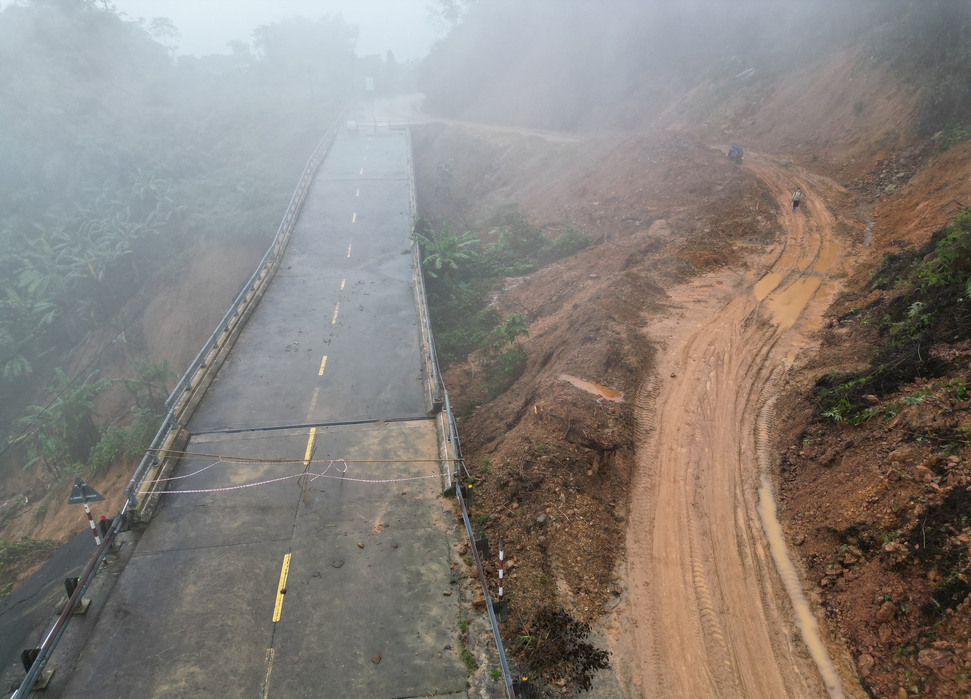 Cận cảnh sạt lở trên đường Hồ Chí Minh nhánh Tây tại TP Huế - Ảnh 1.