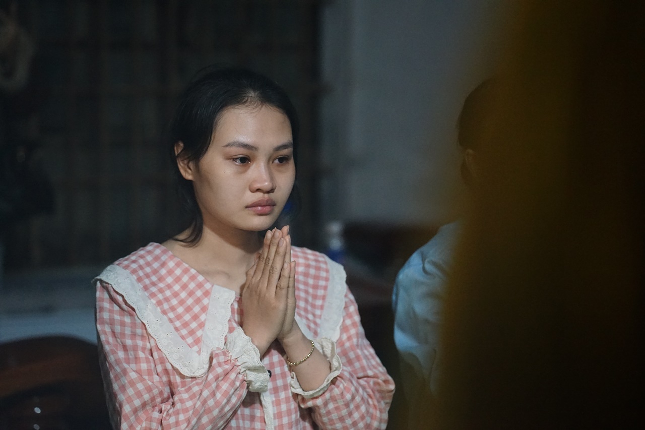 Bàn thờ tạm cho người cha mất tích sau lũ dữ ở Đông Hòa - Ảnh 11.