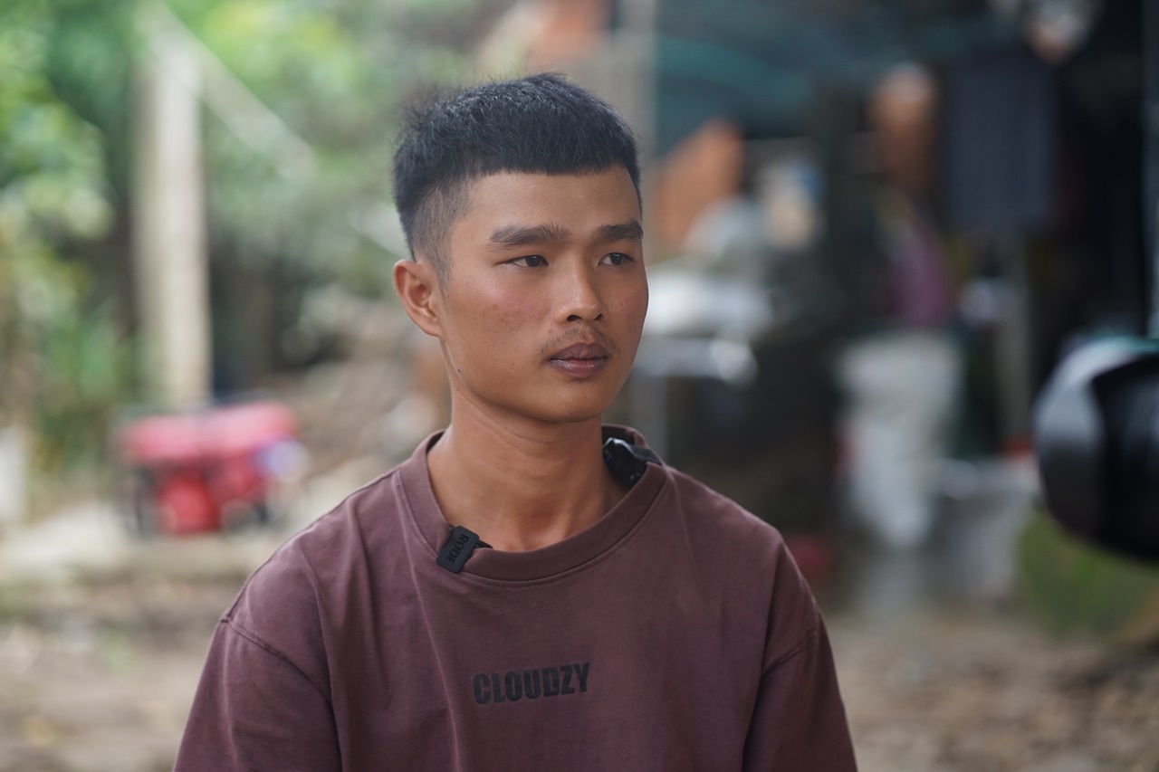 Bàn thờ tạm cho người cha mất tích sau lũ dữ ở Đông Hòa - Ảnh 8.