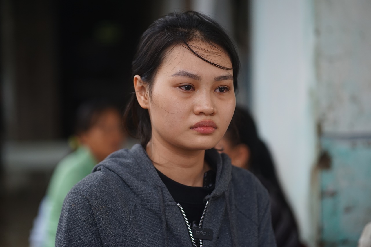 Bàn thờ tạm cho người cha mất tích sau lũ dữ ở Đông Hòa - Ảnh 9.