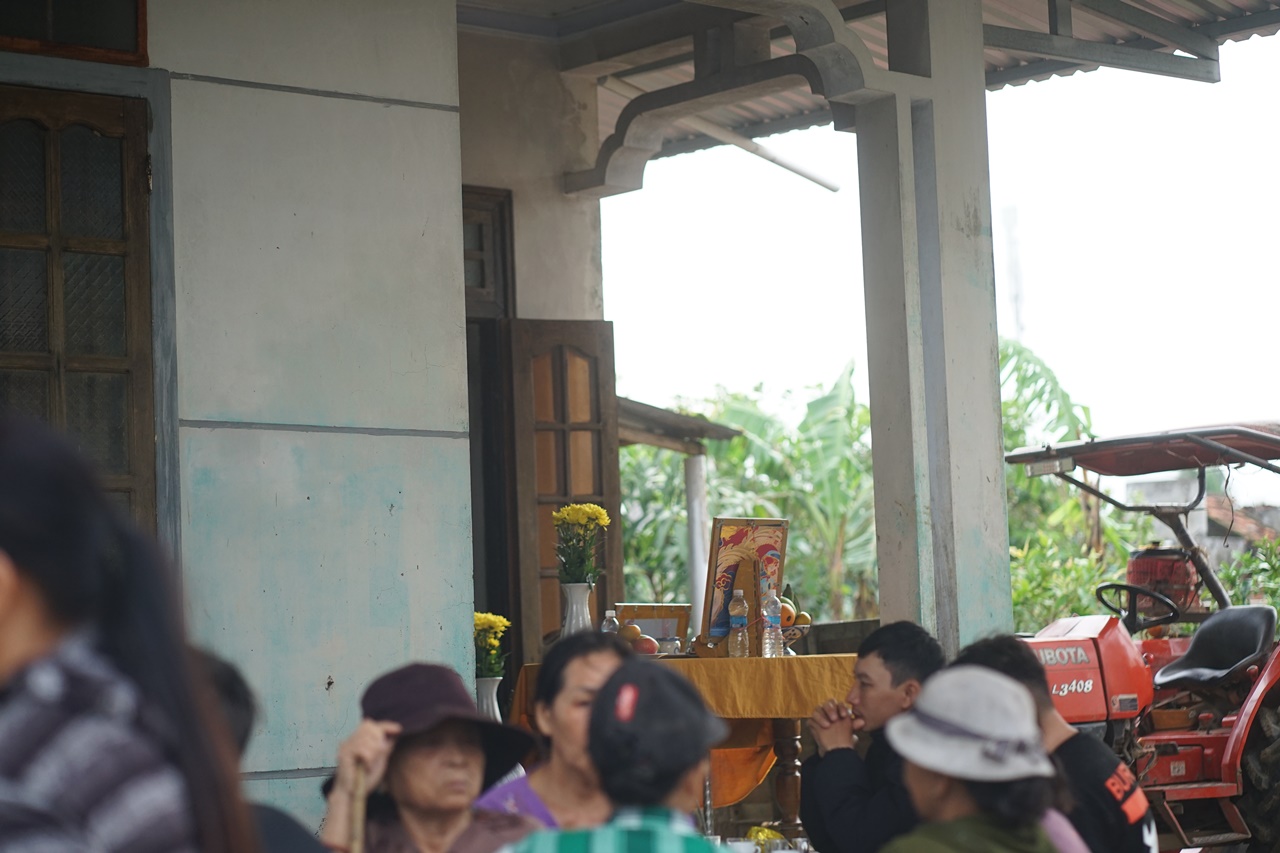 Bàn thờ tạm cho người cha mất tích sau lũ dữ ở Đông Hòa - Ảnh 2.