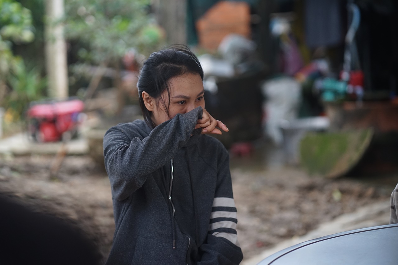 Bàn thờ tạm cho người cha mất tích sau lũ dữ ở Đông Hòa - Ảnh 5.