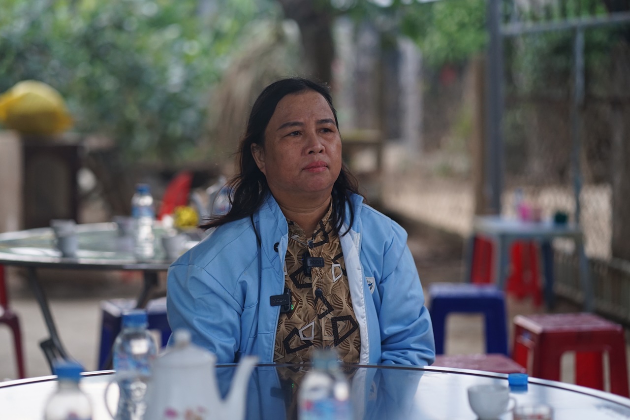 Bàn thờ tạm cho người cha mất tích sau lũ dữ ở Đông Hòa - Ảnh 4.