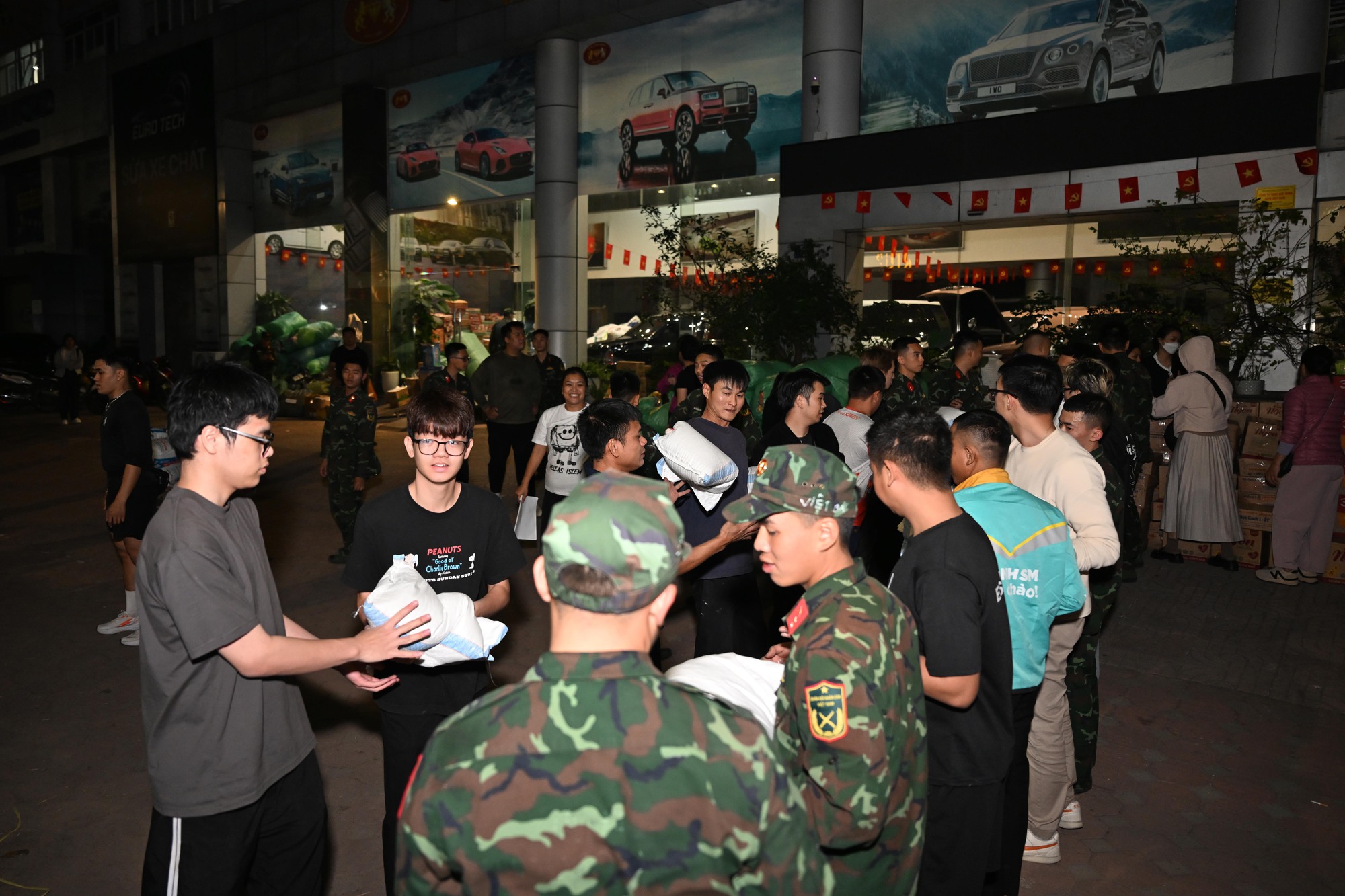 Hà Nội bốc xếp 30 tấn yêu thương gửi miền Trung trong đêm khẩn trương - Ảnh 1.