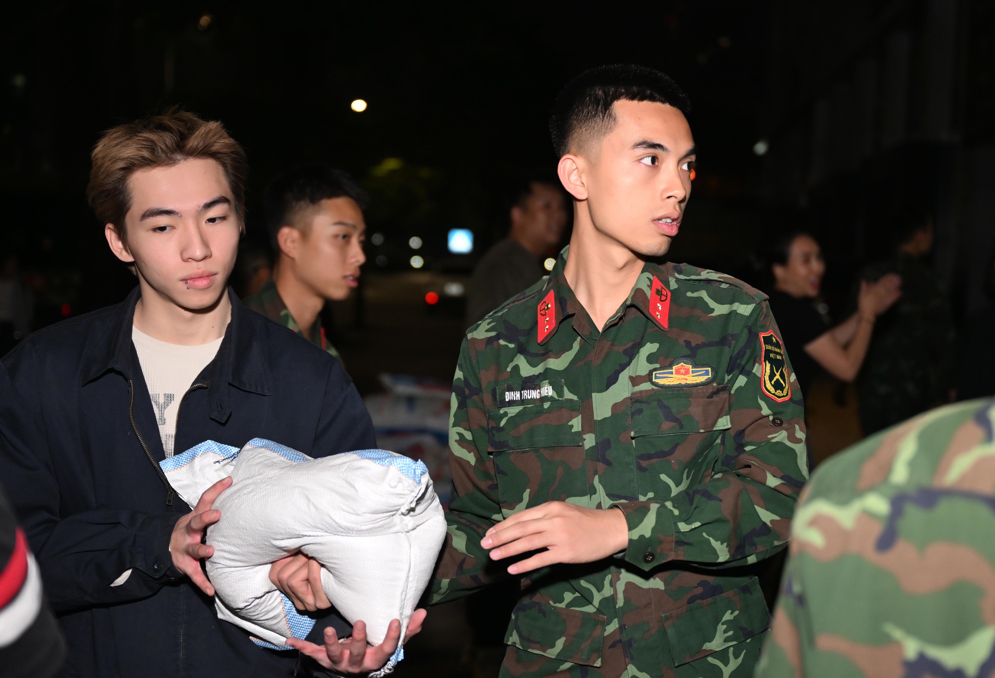 Hà Nội bốc xếp 30 tấn yêu thương gửi miền Trung trong đêm khẩn trương - Ảnh 2.