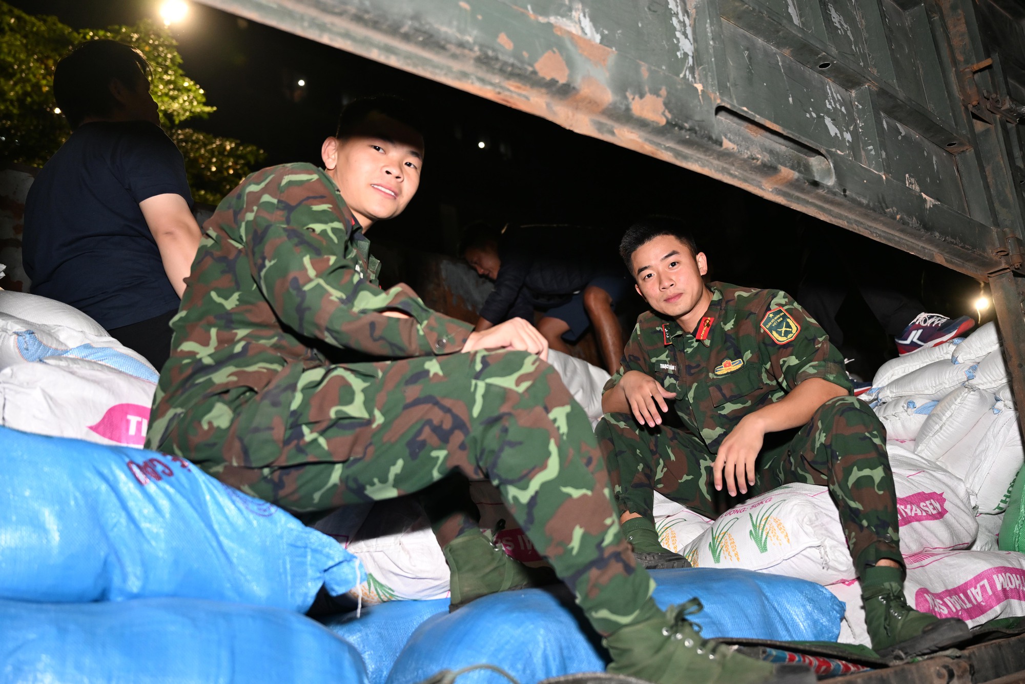 Hà Nội bốc xếp 30 tấn yêu thương gửi miền Trung trong đêm khẩn trương - Ảnh 3.