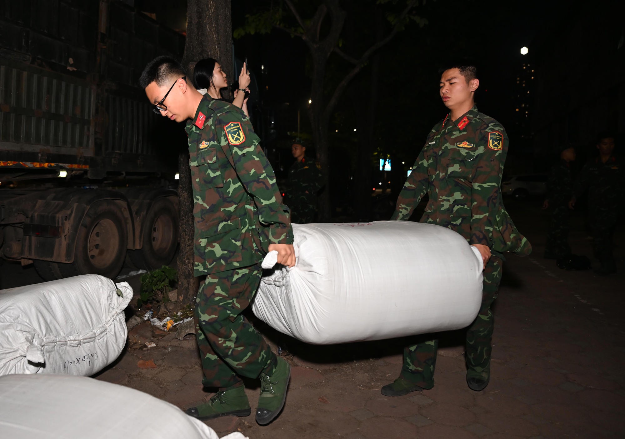 Hà Nội bốc xếp 30 tấn yêu thương gửi miền Trung trong đêm khẩn trương - Ảnh 4.