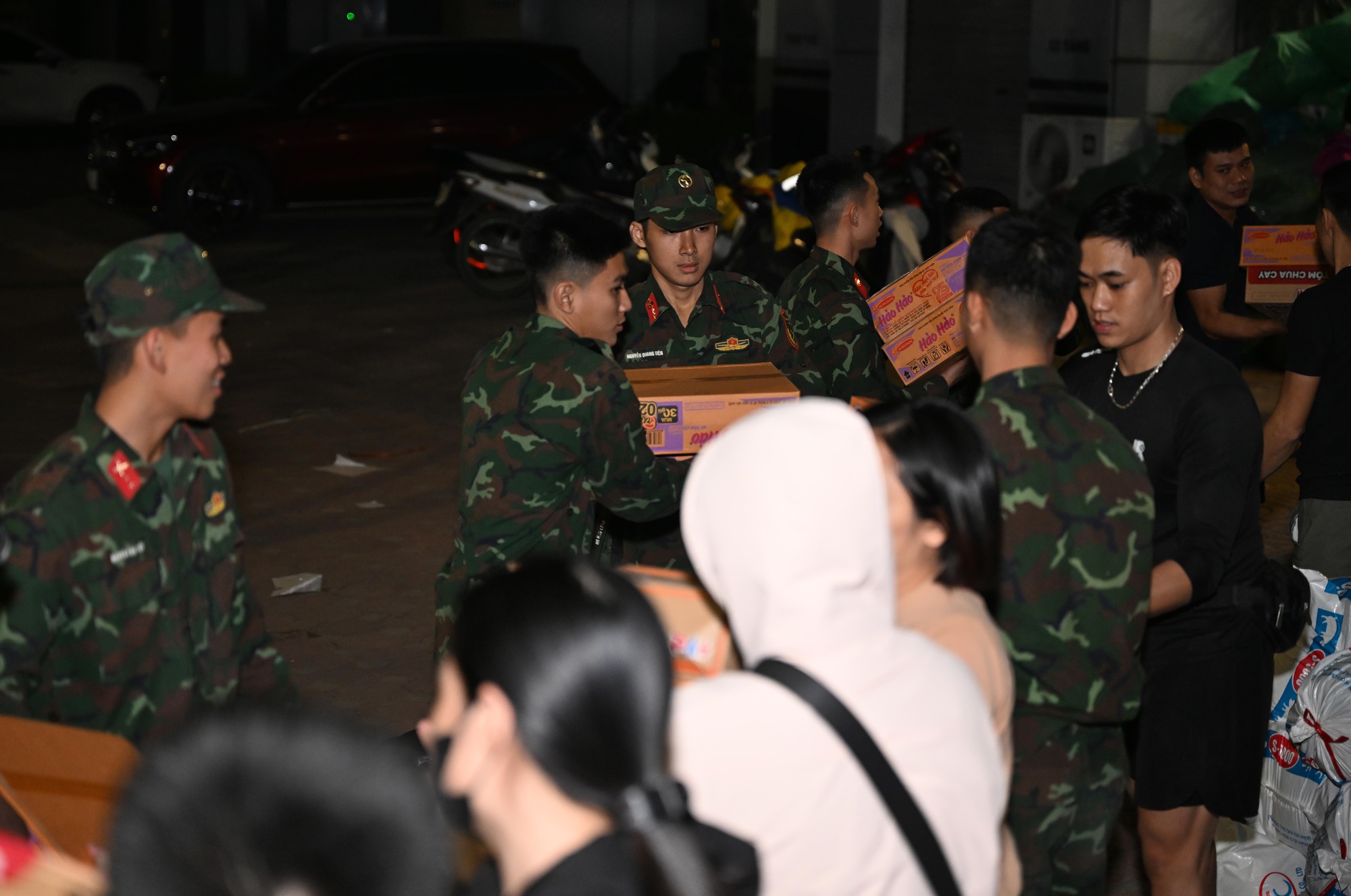 Hà Nội bốc xếp 30 tấn yêu thương gửi miền Trung trong đêm khẩn trương - Ảnh 5.