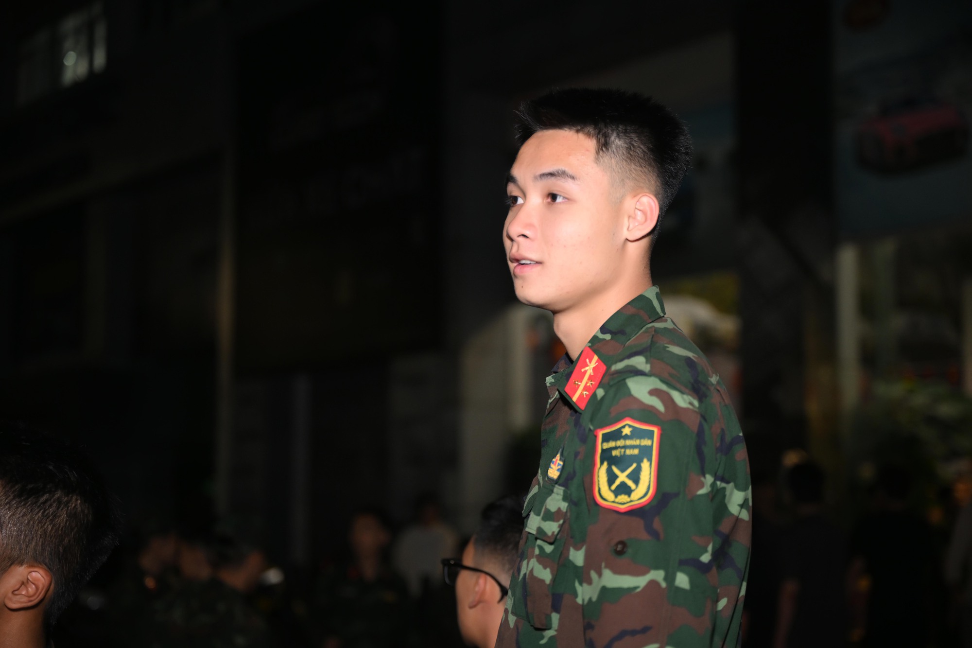 Hà Nội bốc xếp 30 tấn yêu thương gửi miền Trung trong đêm khẩn trương - Ảnh 6.