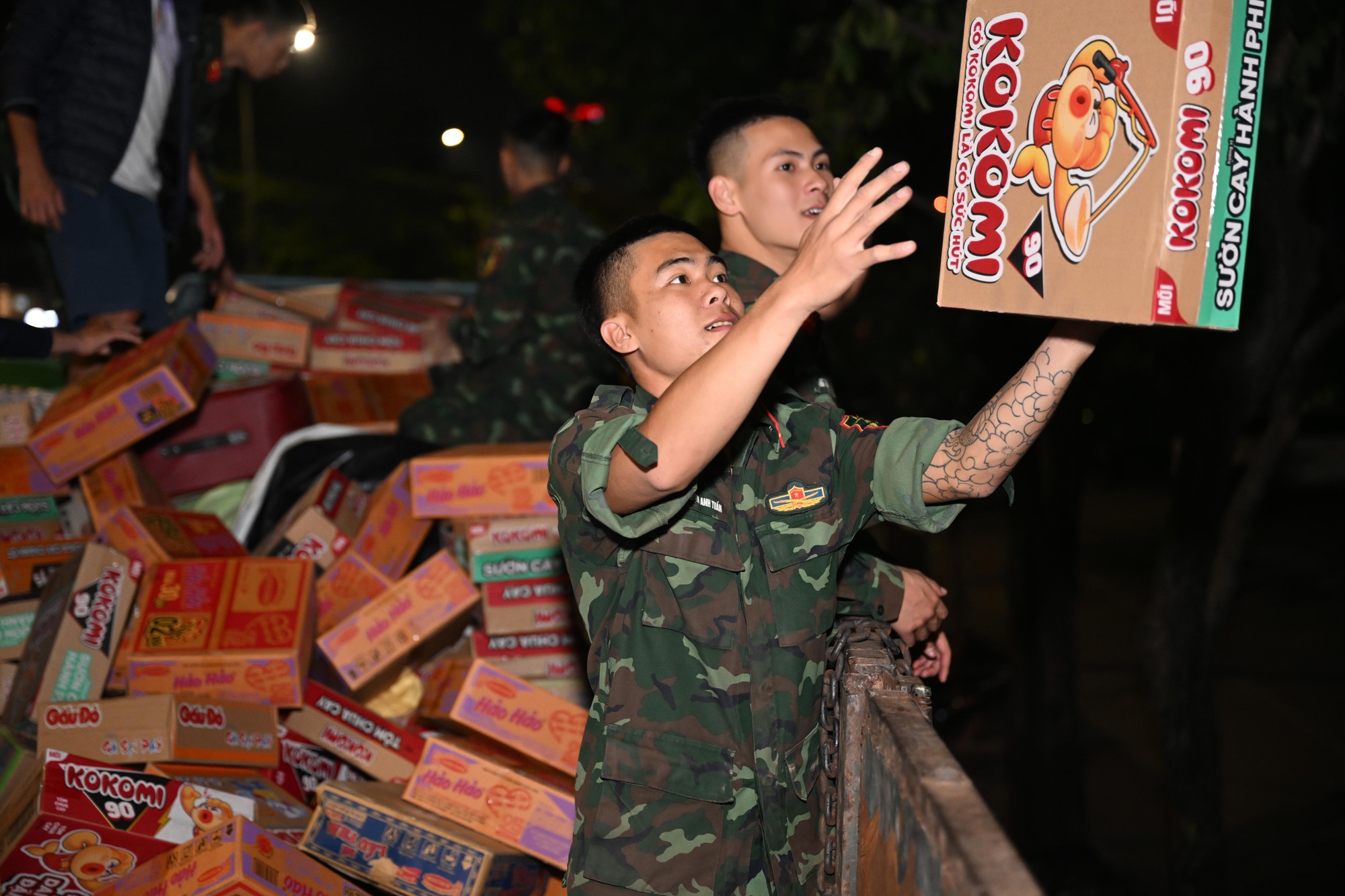 Hà Nội bốc xếp 30 tấn yêu thương gửi miền Trung trong đêm khẩn trương - Ảnh 7.