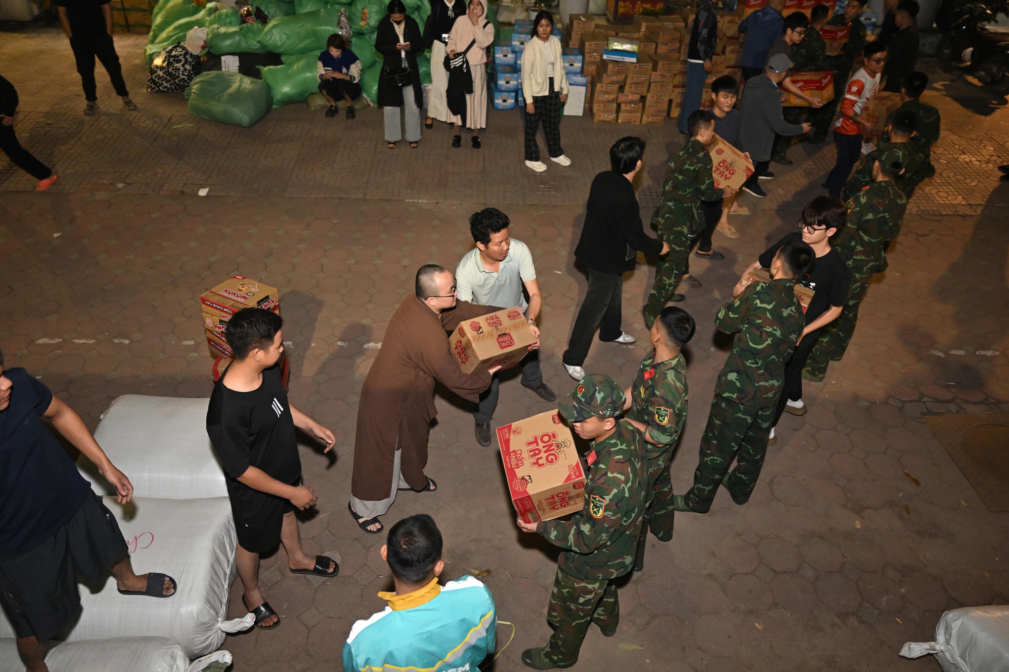 Hà Nội bốc xếp 30 tấn yêu thương gửi miền Trung trong đêm khẩn trương - Ảnh 8.