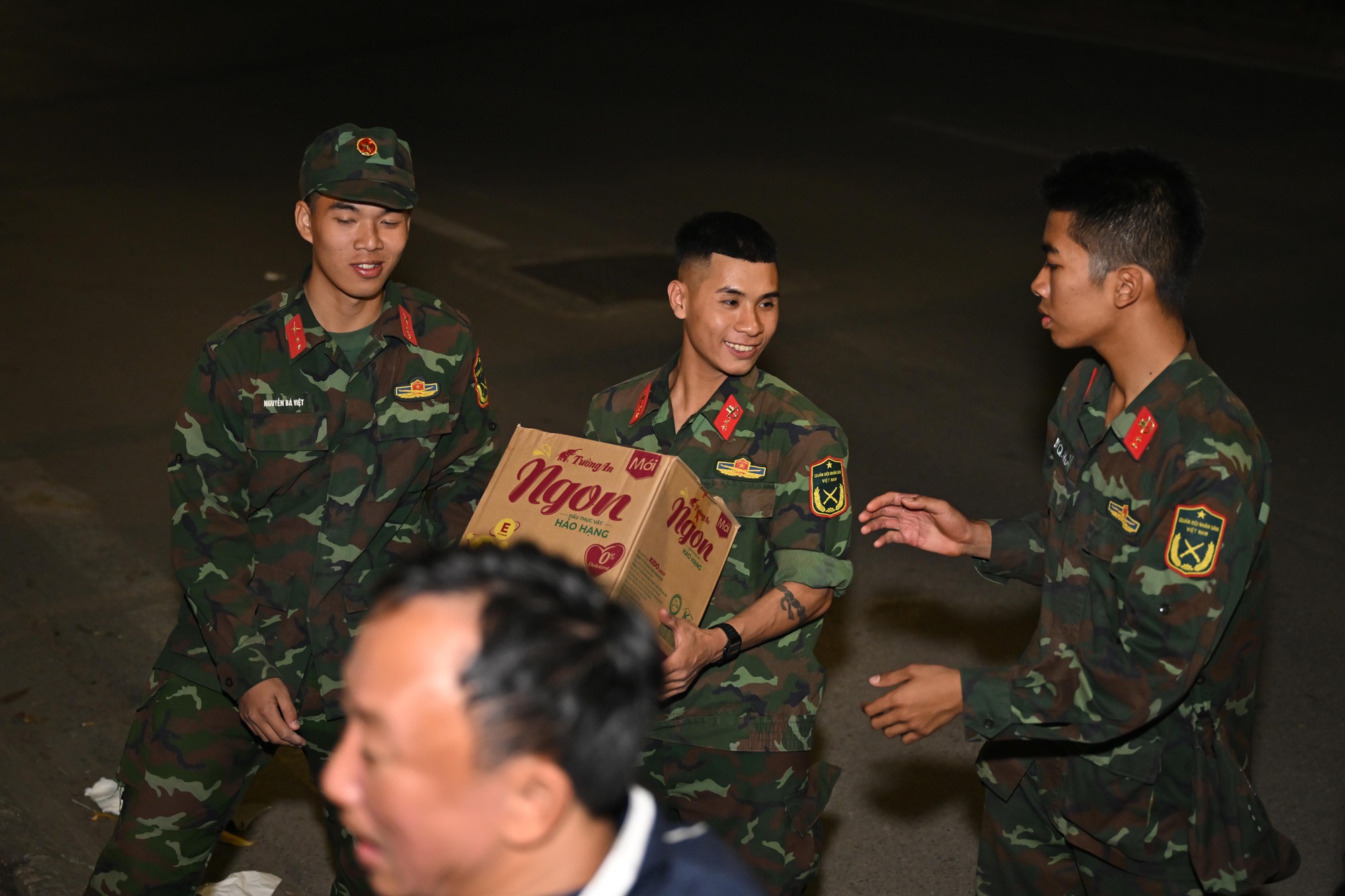 Hà Nội bốc xếp 30 tấn yêu thương gửi miền Trung trong đêm khẩn trương - Ảnh 10.