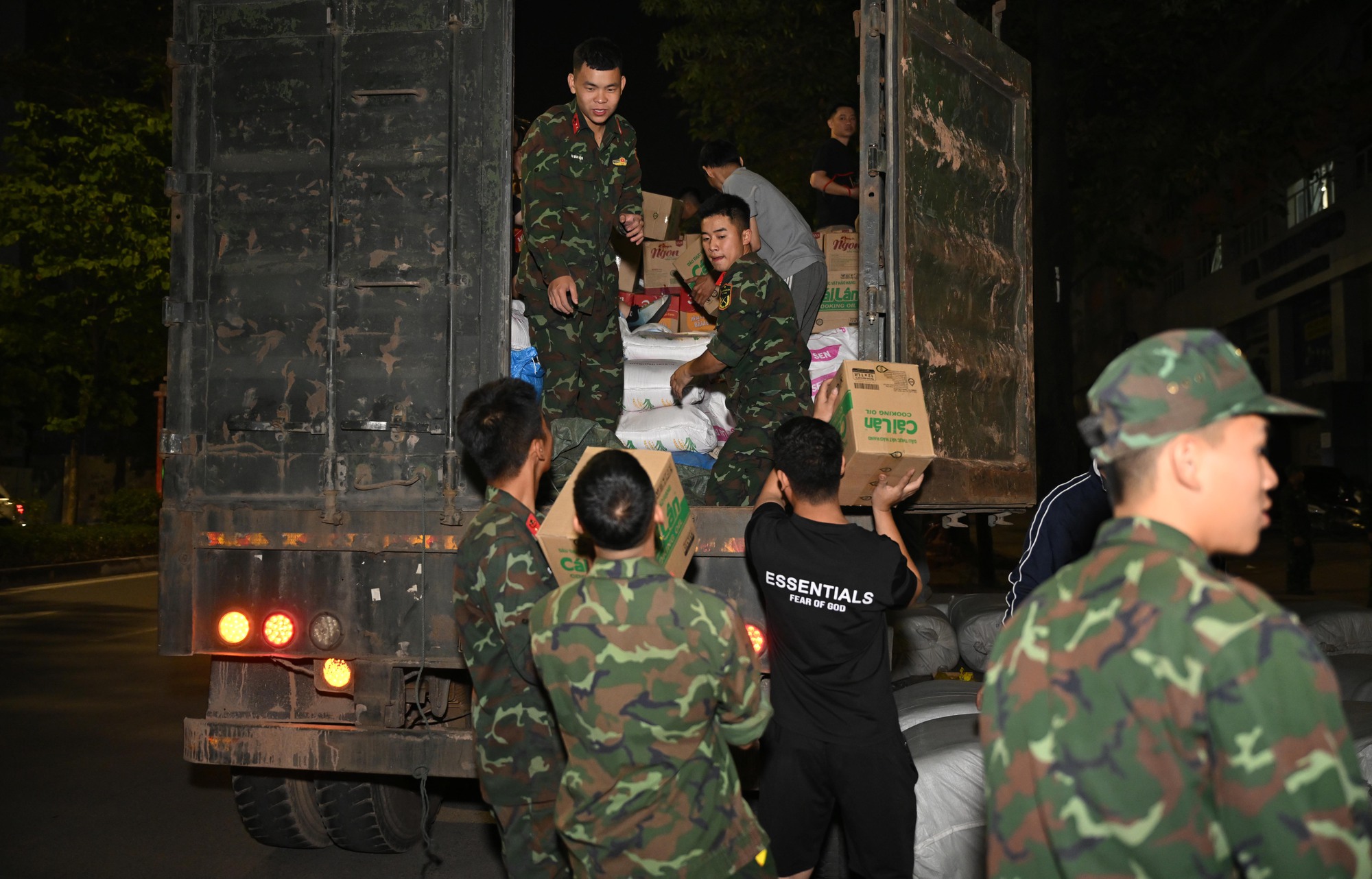 Hà Nội bốc xếp 30 tấn yêu thương gửi miền Trung trong đêm khẩn trương - Ảnh 9.