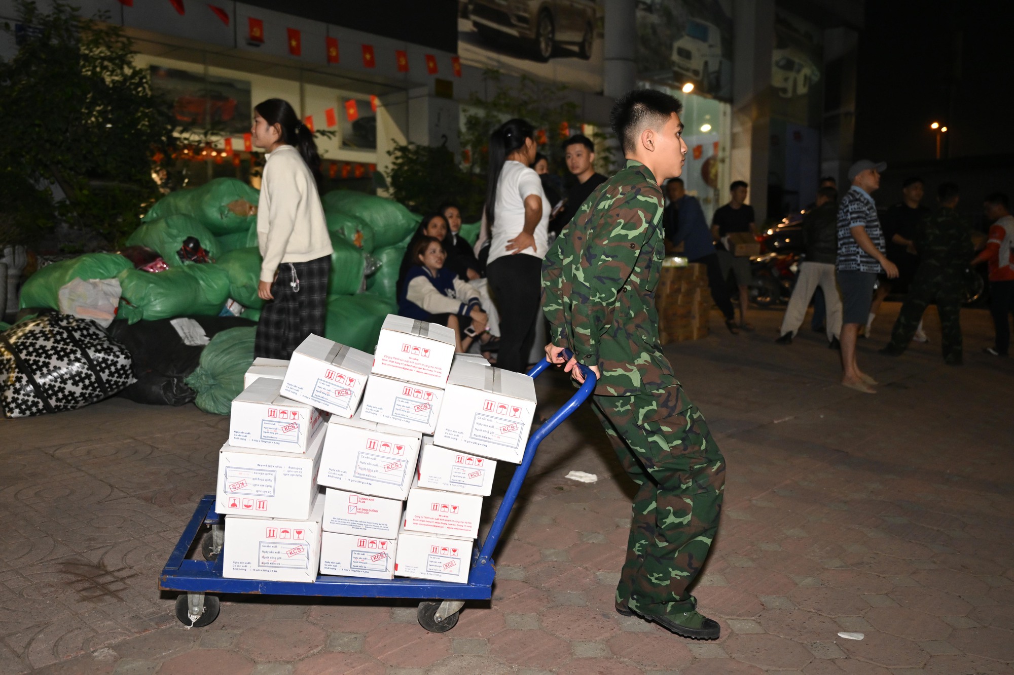Hà Nội bốc xếp 30 tấn yêu thương gửi miền Trung trong đêm khẩn trương - Ảnh 11.