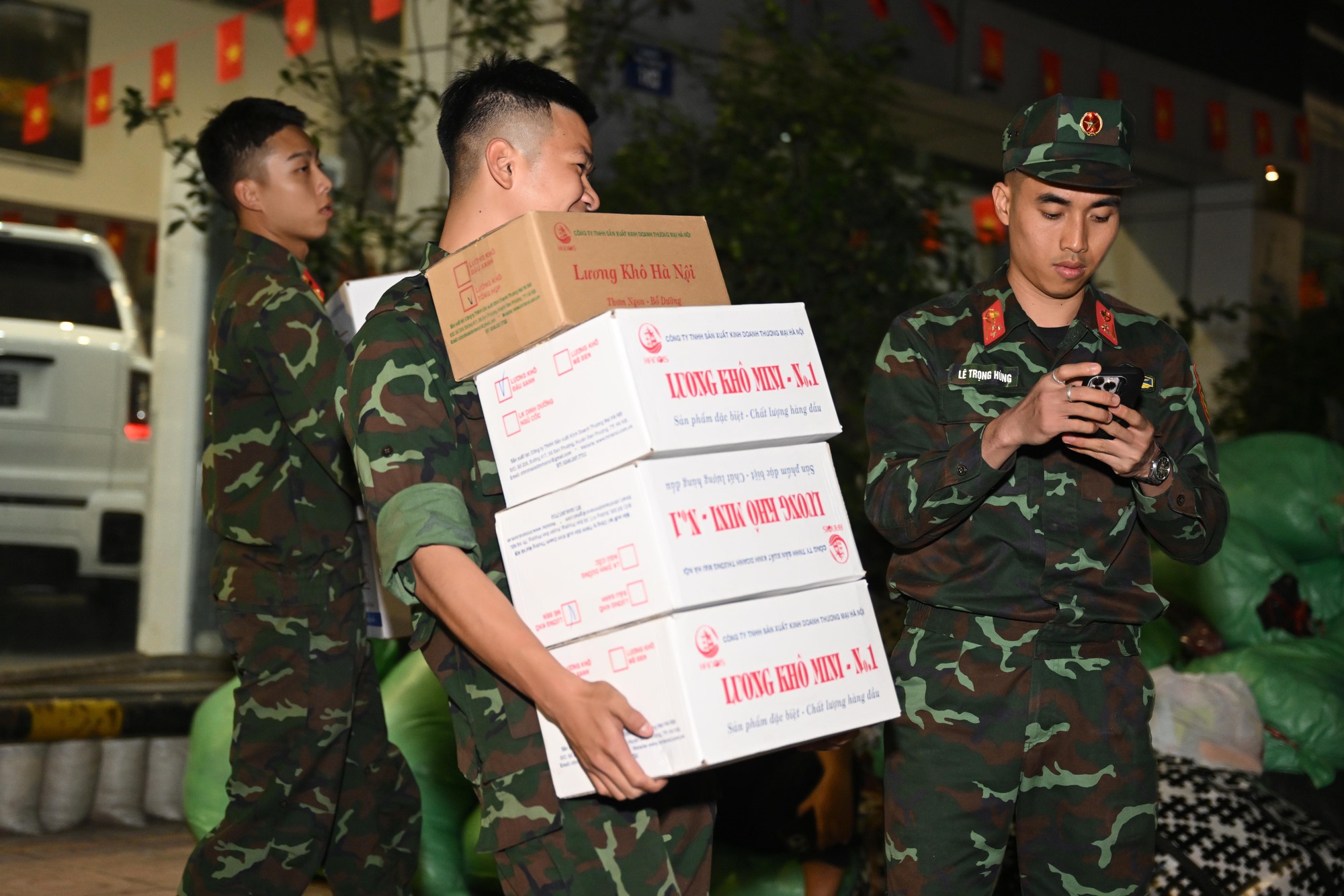 Hà Nội bốc xếp 30 tấn yêu thương gửi miền Trung trong đêm khẩn trương - Ảnh 12.