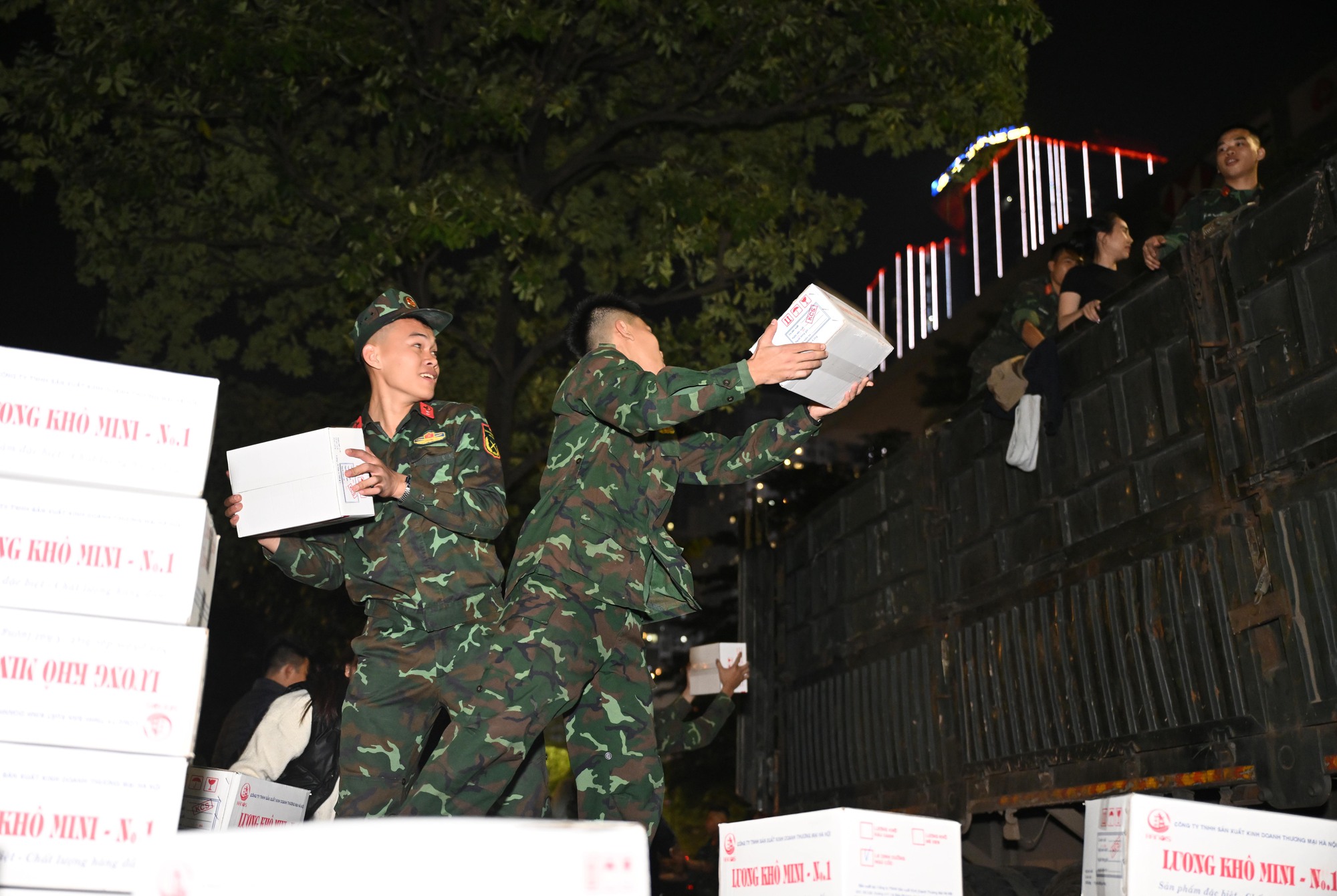 Hà Nội bốc xếp 30 tấn yêu thương gửi miền Trung trong đêm khẩn trương - Ảnh 17.