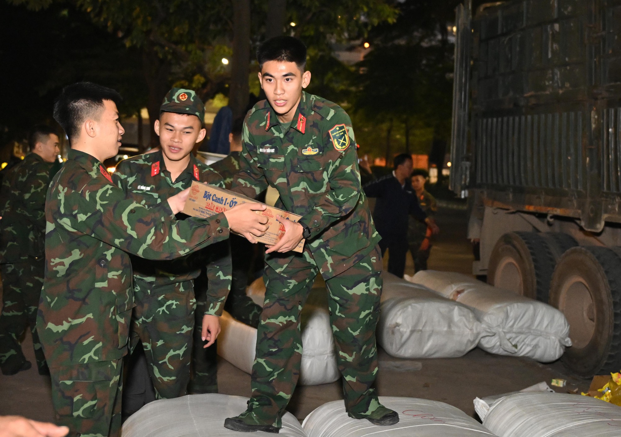 Hà Nội bốc xếp 30 tấn yêu thương gửi miền Trung trong đêm khẩn trương - Ảnh 15.