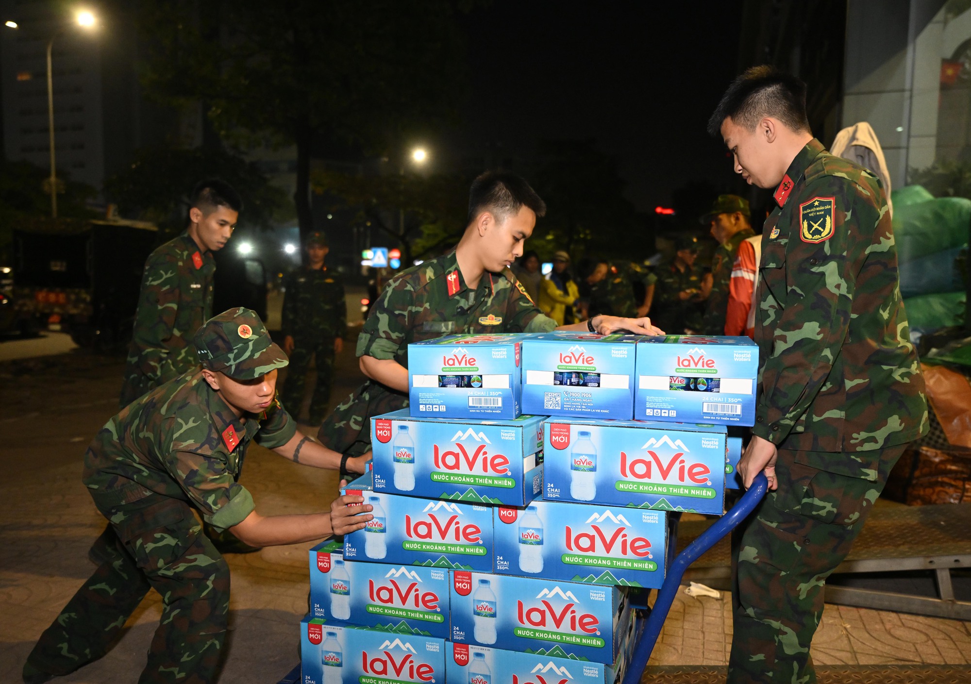 Hà Nội bốc xếp 30 tấn yêu thương gửi miền Trung trong đêm khẩn trương - Ảnh 13.