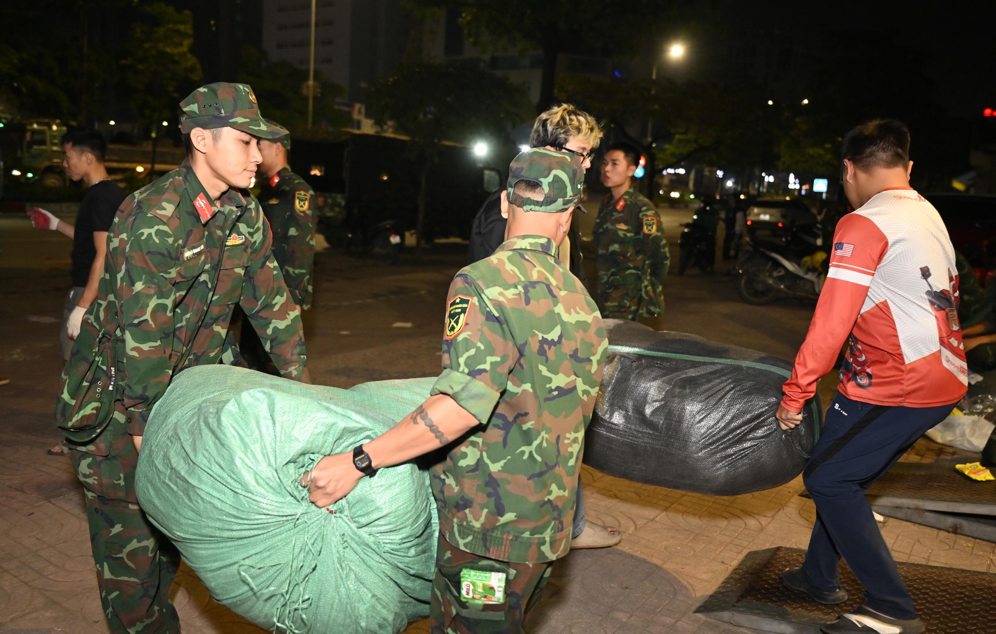 Hà Nội bốc xếp 30 tấn yêu thương gửi miền Trung trong đêm khẩn trương - Ảnh 16.