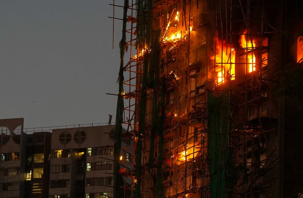 Hỏa hoạn tại Hong Kong: 3 tòa chung cư cháy dữ dội, 4.000 cư dân hoảng loạn - Ảnh 4. Hỏa hoạn tại Hong Kong: 3 tòa chung cư cháy dữ dội, 4.000 cư dân hoảng loạn - Ảnh 4.