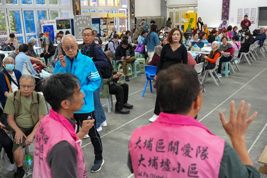 Hỏa hoạn tại Hong Kong: 3 tòa chung cư cháy dữ dội, 4.000 cư dân hoảng loạn - Ảnh 17. Hỏa hoạn tại Hong Kong: 3 tòa chung cư cháy dữ dội, 4.000 cư dân hoảng loạn - Ảnh 17.