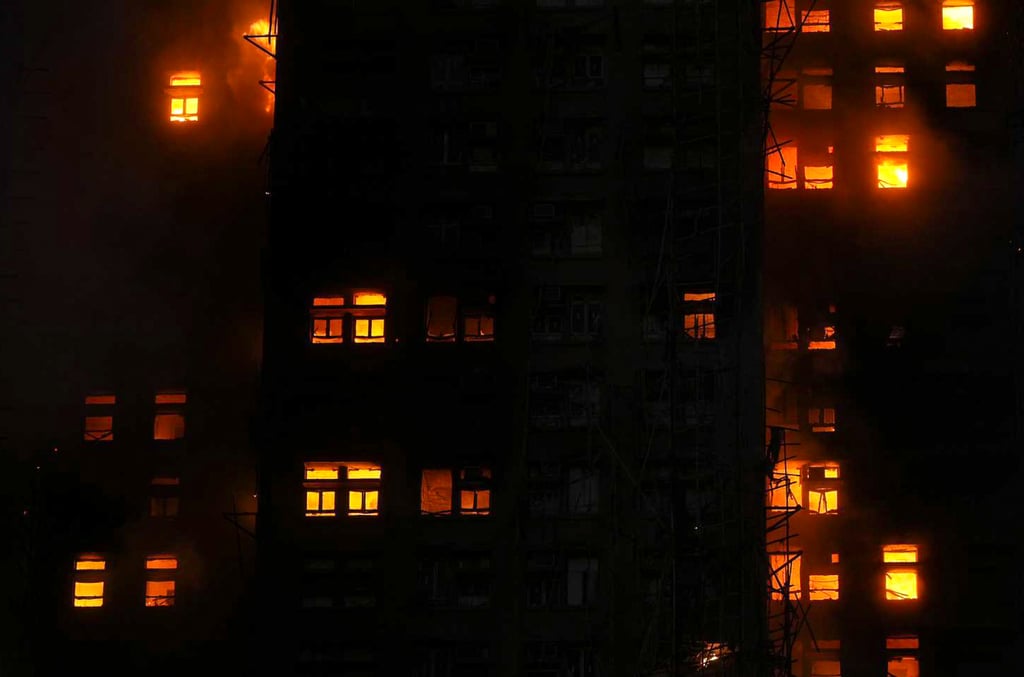 Hỏa hoạn tại Hong Kong: 3 tòa chung cư cháy dữ dội, 4.000 cư dân hoảng loạn - Ảnh 2. Hỏa hoạn tại Hong Kong: 3 tòa chung cư cháy dữ dội, 4.000 cư dân hoảng loạn - Ảnh 2.