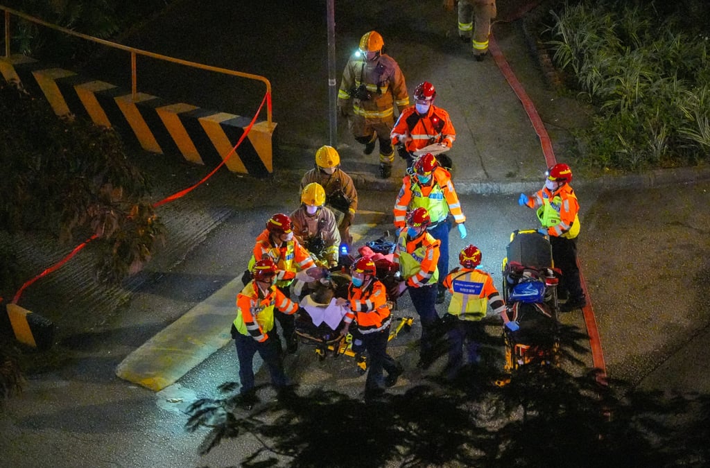 Hỏa hoạn tại Hong Kong: 3 tòa chung cư cháy dữ dội, 4.000 cư dân hoảng loạn - Ảnh 5. Hỏa hoạn tại Hong Kong: 3 tòa chung cư cháy dữ dội, 4.000 cư dân hoảng loạn - Ảnh 5.