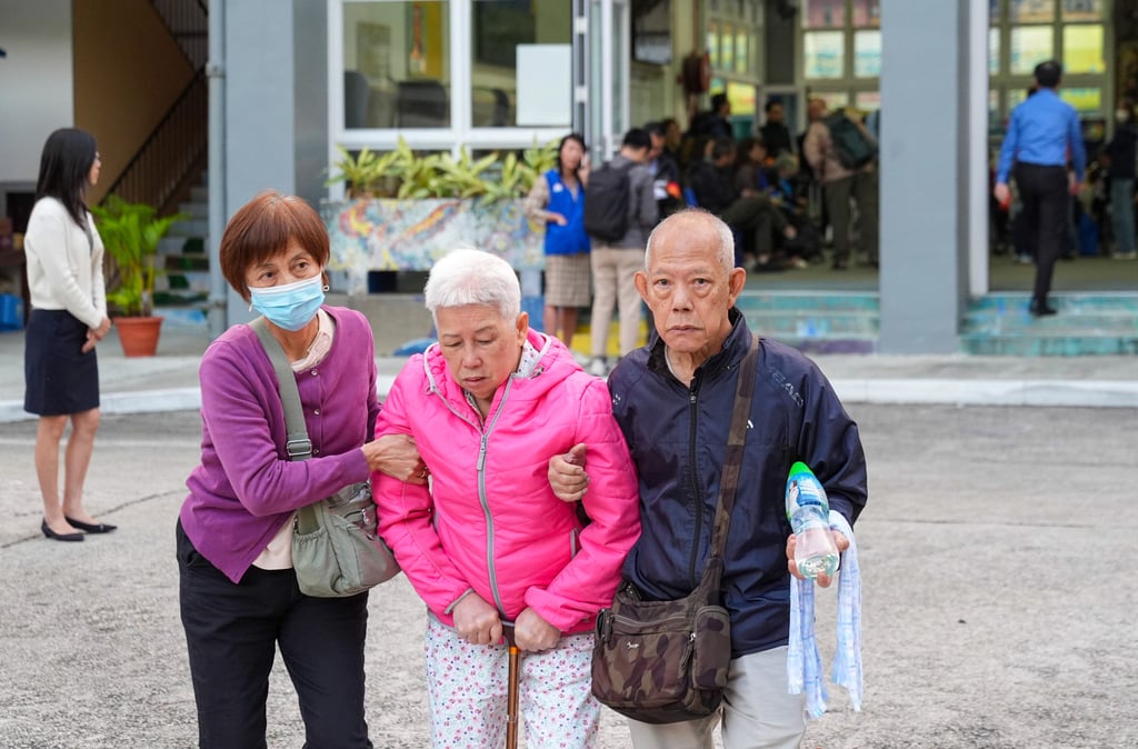 Hỏa hoạn tại Hong Kong: 3 tòa chung cư cháy dữ dội, 4.000 cư dân hoảng loạn - Ảnh 15. Hỏa hoạn tại Hong Kong: 3 tòa chung cư cháy dữ dội, 4.000 cư dân hoảng loạn - Ảnh 15.