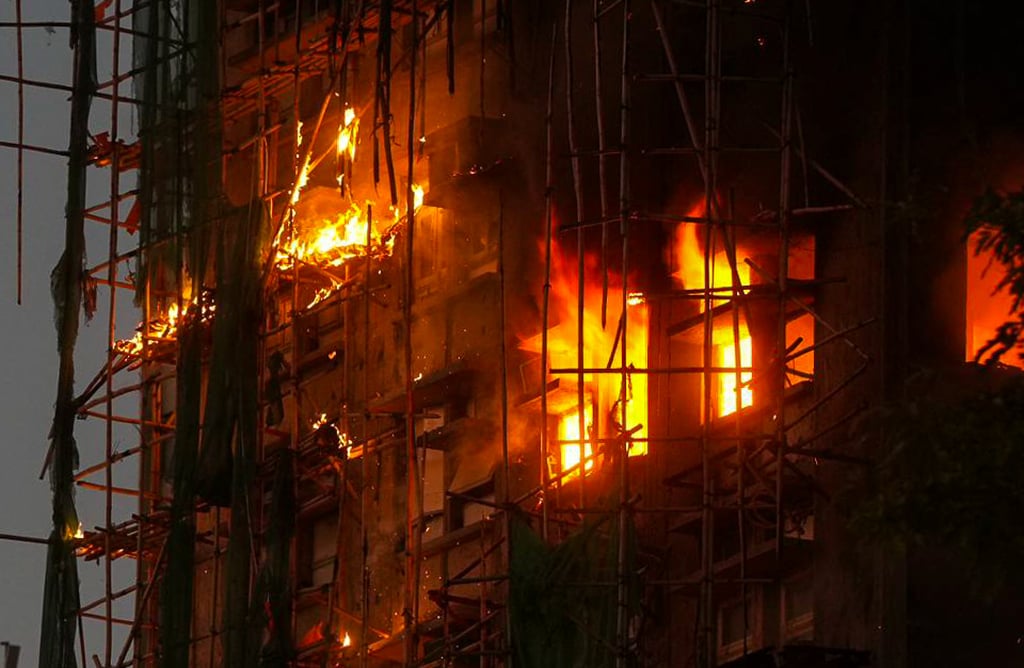 Thảm hoạ cháy chung cư tại Hong Kong: Vẫn chưa thể dập tắt ngọn lửa sau 8 tiếng, số người tử vong tiếp tục tăng- Ảnh 17. Thảm hoạ cháy chung cư tại Hong Kong: Vẫn chưa thể dập tắt ngọn lửa sau 8 tiếng, số người tử vong tiếp tục tăng- Ảnh 17.