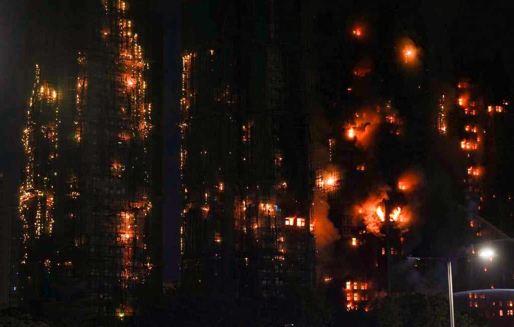 Hỏa hoạn tại Hong Kong: 3 tòa chung cư cháy dữ dội, 4.000 cư dân hoảng loạn - Ảnh 1. Hỏa hoạn tại Hong Kong: 3 tòa chung cư cháy dữ dội, 4.000 cư dân hoảng loạn - Ảnh 1.