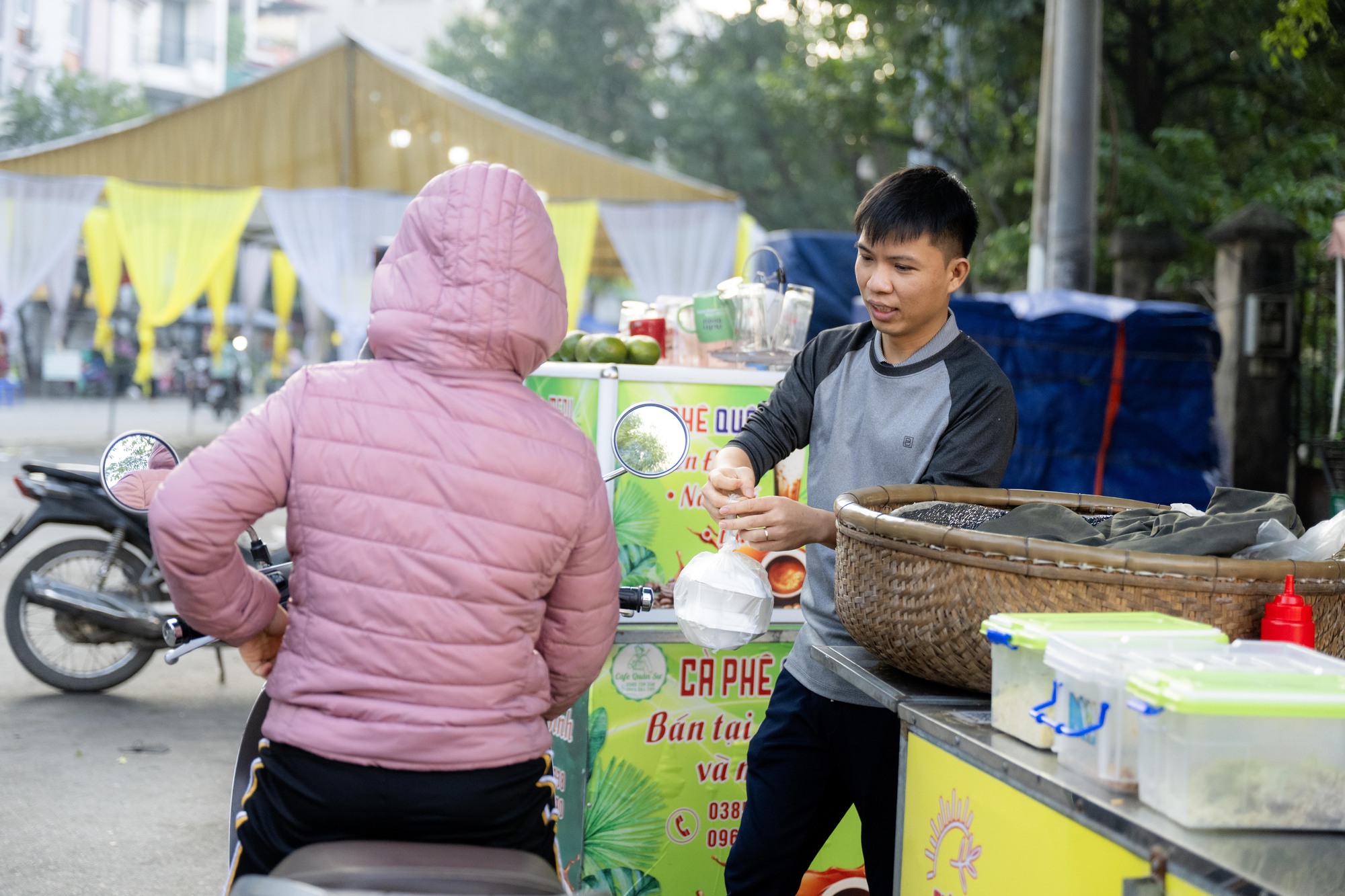 Chàng trai 1992 bán xôi sáng sớm giữa nhịp sống đắt đỏ ở Hà Nội - Ảnh 7.