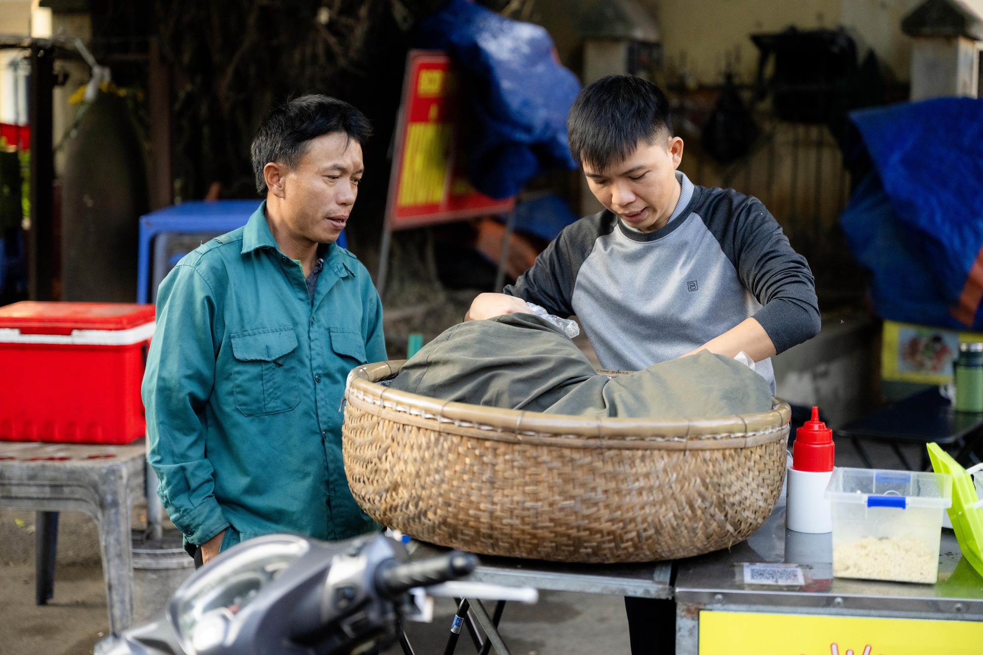 Chàng trai 1992 bán xôi sáng sớm giữa nhịp sống đắt đỏ ở Hà Nội - Ảnh 4.