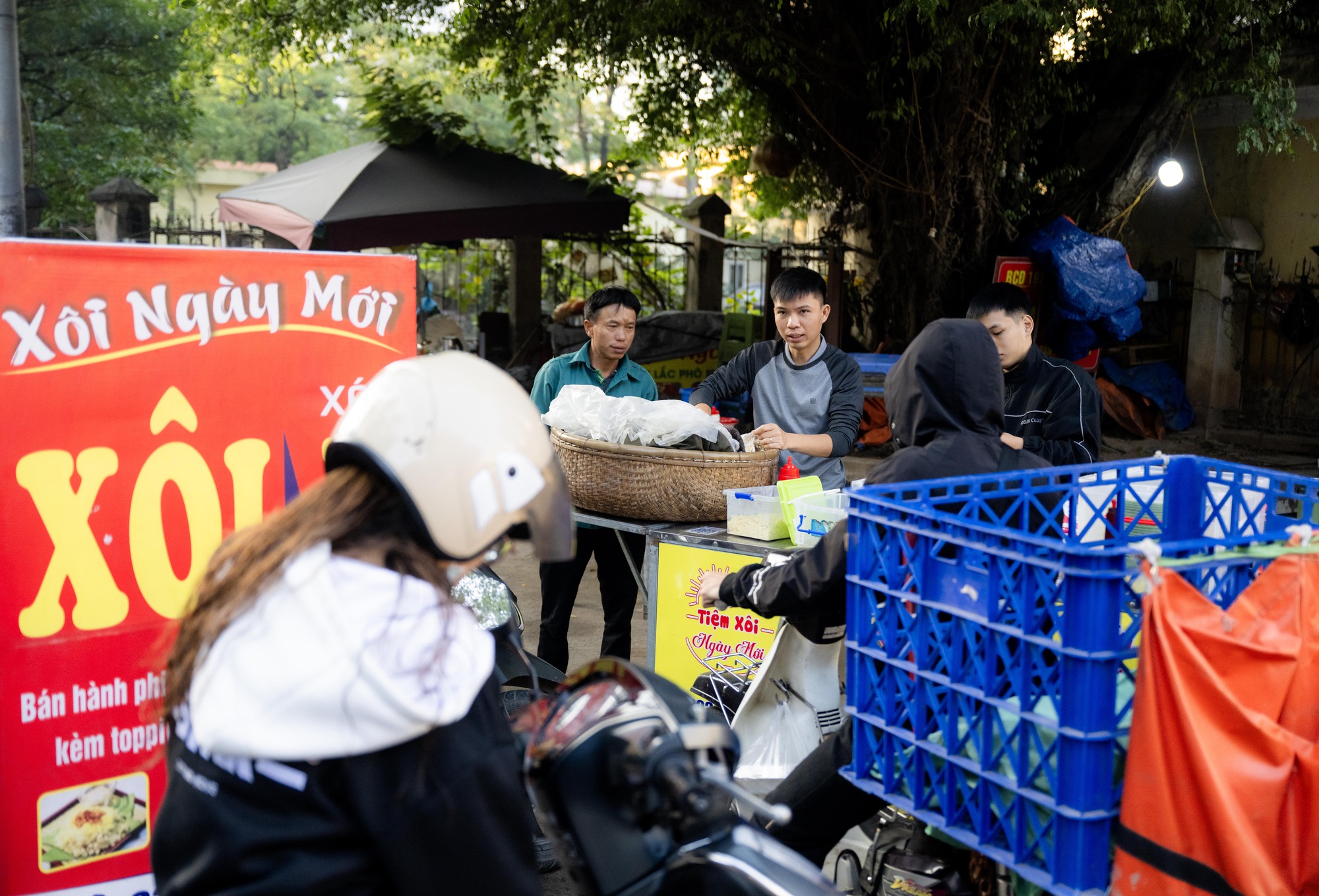 Chàng trai 1992 bán xôi sáng sớm giữa nhịp sống đắt đỏ ở Hà Nội - Ảnh 6.