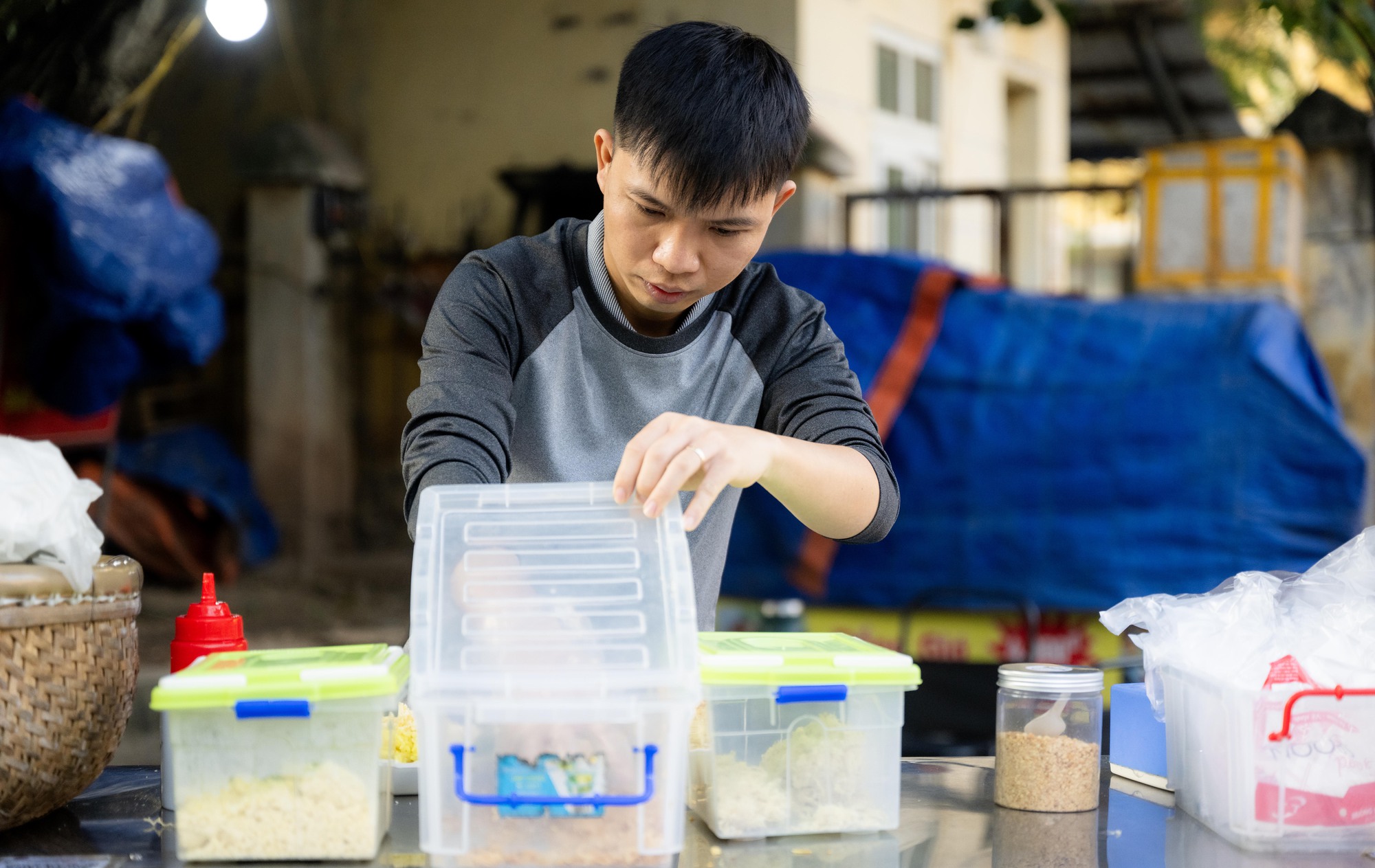 Chàng trai 1992 bán xôi sáng sớm giữa nhịp sống đắt đỏ ở Hà Nội - Ảnh 3.