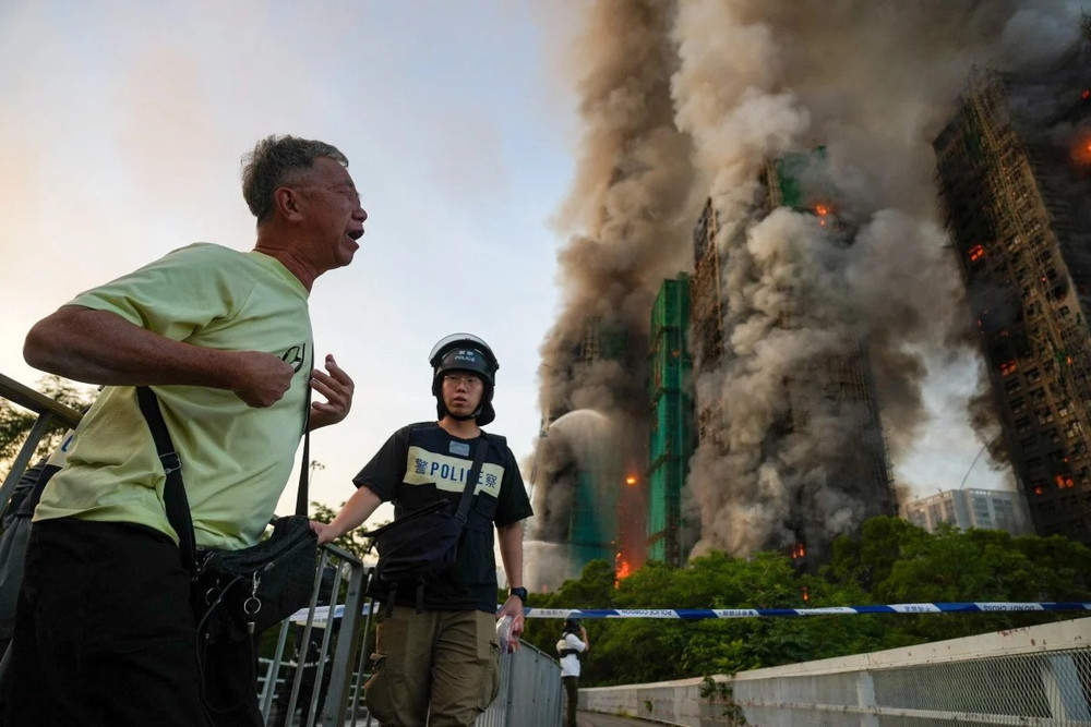 Câu chuyện đau lòng bên bức ảnh người đàn ông tuyệt vọng ở Hong Kong giữa thảm họa cháy - Ảnh 2. Câu chuyện đau lòng bên bức ảnh người đàn ông tuyệt vọng ở Hong Kong giữa thảm họa cháy - Ảnh 2.