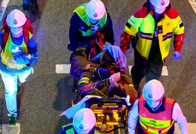 To&agrave;n cảnh vụ ch&aacute;y thảm họa nhất 3 thập kỷ ở Hong Kong: Số người tử vong chạm mốc 36, 10 tiếng cả th&agrave;nh phố vật lộn trong kinh ho&agrave;ng- Ảnh 16.