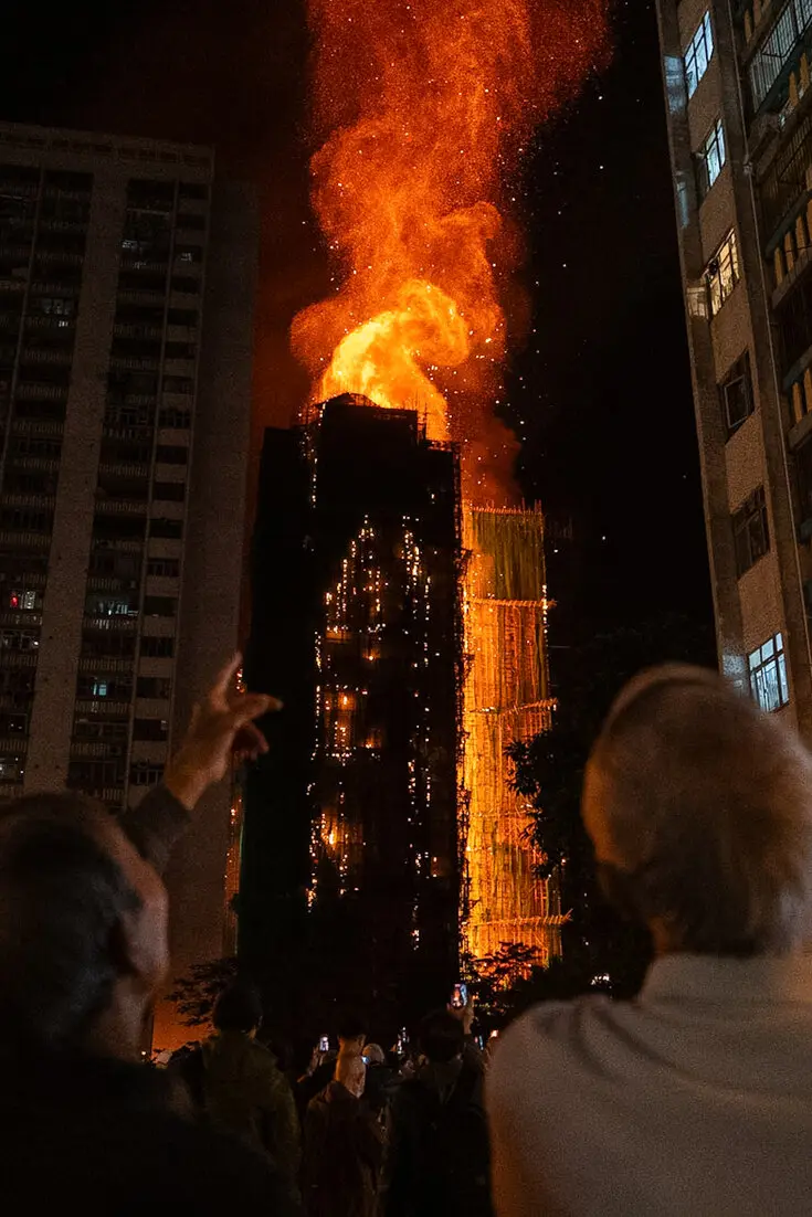 To&agrave;n cảnh vụ ch&aacute;y thảm họa nhất 3 thập kỷ ở Hong Kong: Số người tử vong chạm mốc 36, 10 tiếng cả th&agrave;nh phố vật lộn trong kinh ho&agrave;ng- Ảnh 7.