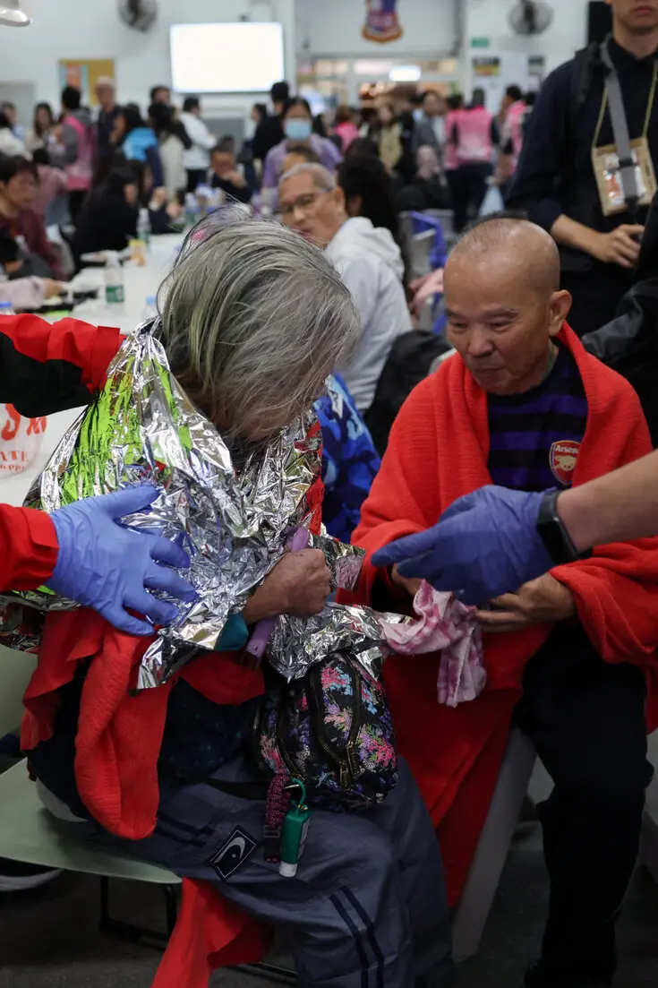 To&agrave;n cảnh vụ ch&aacute;y thảm họa nhất 3 thập kỷ ở Hong Kong: Số người tử vong chạm mốc 36, 10 tiếng cả th&agrave;nh phố vật lộn trong kinh ho&agrave;ng- Ảnh 12.