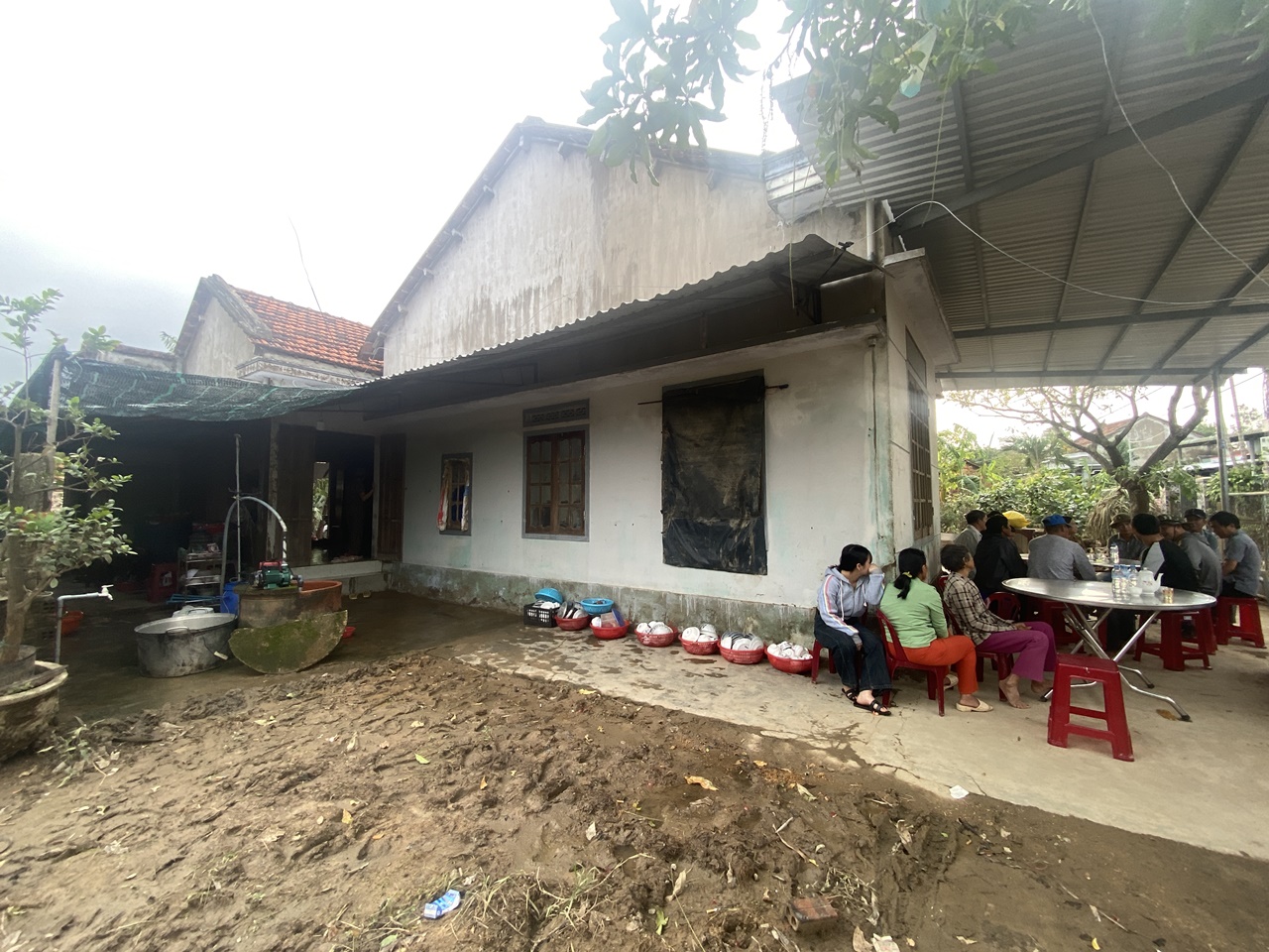 Bàn thờ tạm cho người cha mất tích sau lũ dữ ở Đông Hòa - Ảnh 1.