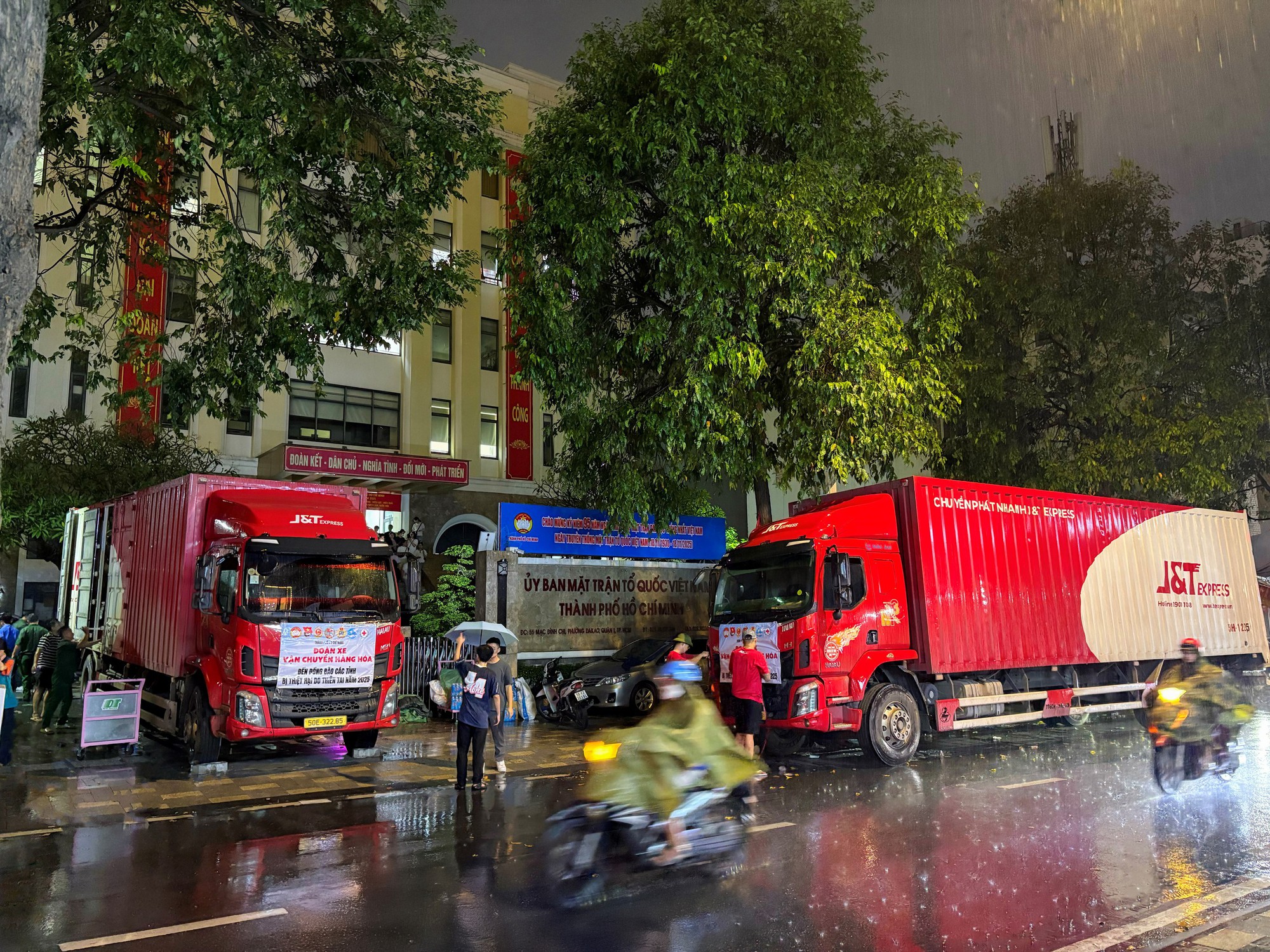 Xuyên đêm lên hàng - Mong bà con vùng lũ thêm vững vàng- Ảnh 2.