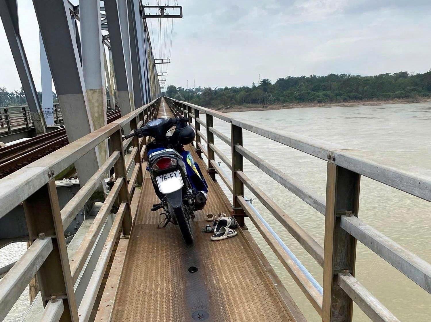 Hé lộ nguyên nhân vụ nam thanh niên ôm con nhỏ nhảy cầu tự tử ở Quảng Ngãi - Ảnh 1.