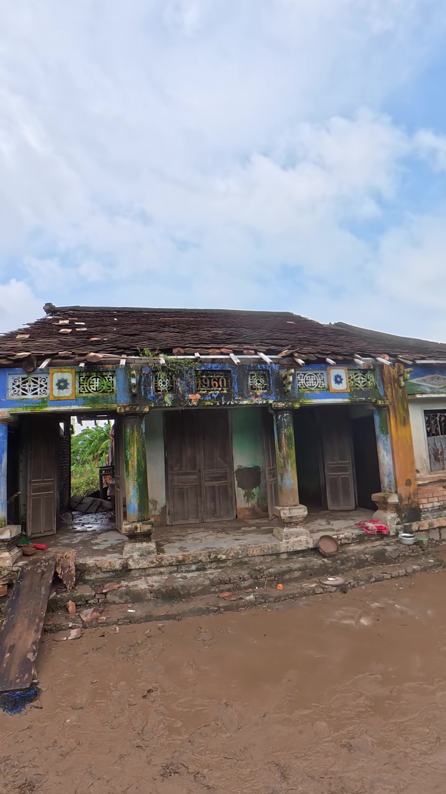 Pha thoát nạn của cụ bà 105 tuổi trong ngôi nhà cổ ở Đắk Lắk Giữa lũ lụt - Ảnh 1.