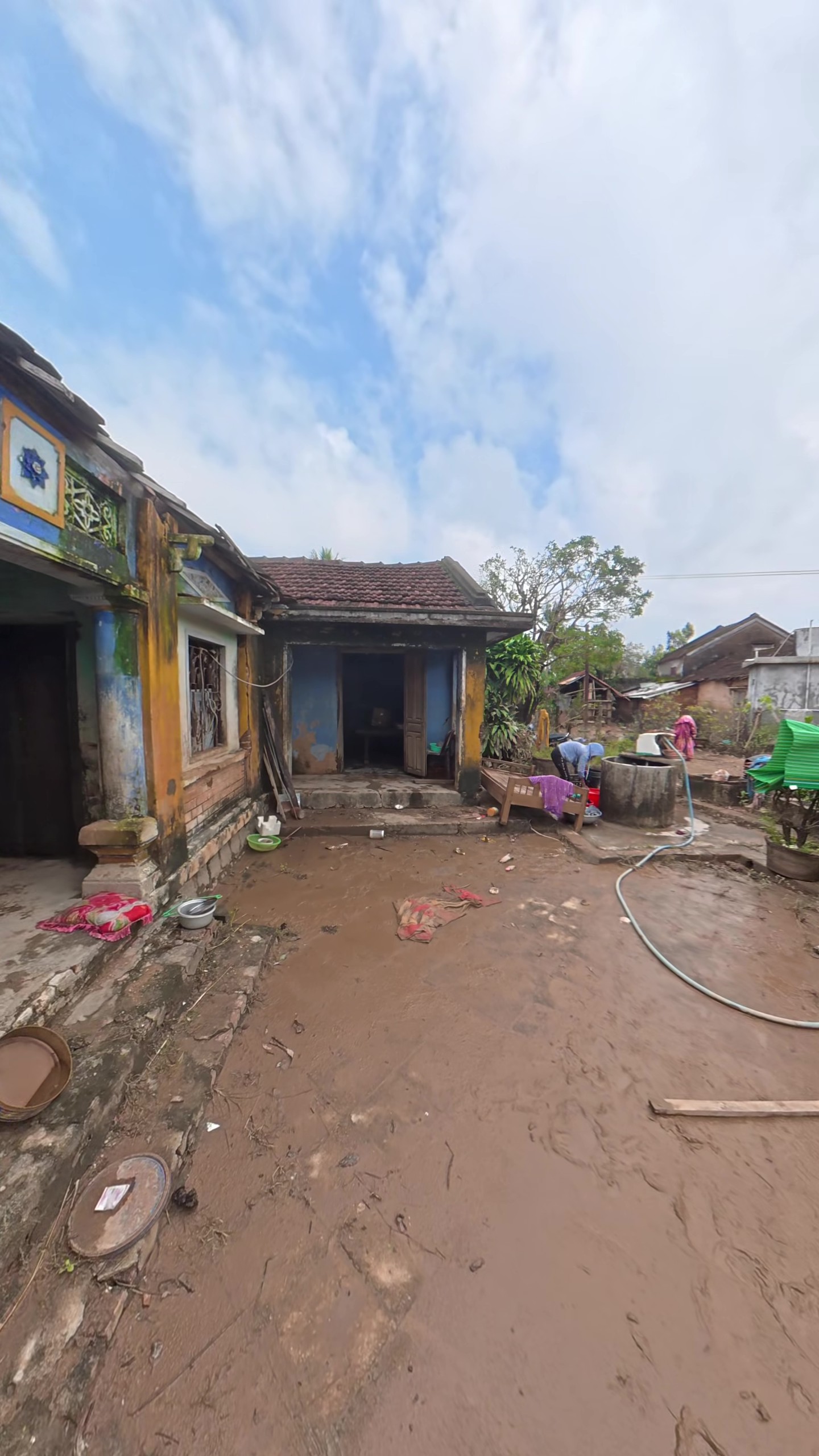 Pha thoát nạn của cụ bà 105 tuổi trong ngôi nhà cổ ở Đắk Lắk Giữa lũ lụt - Ảnh 2.