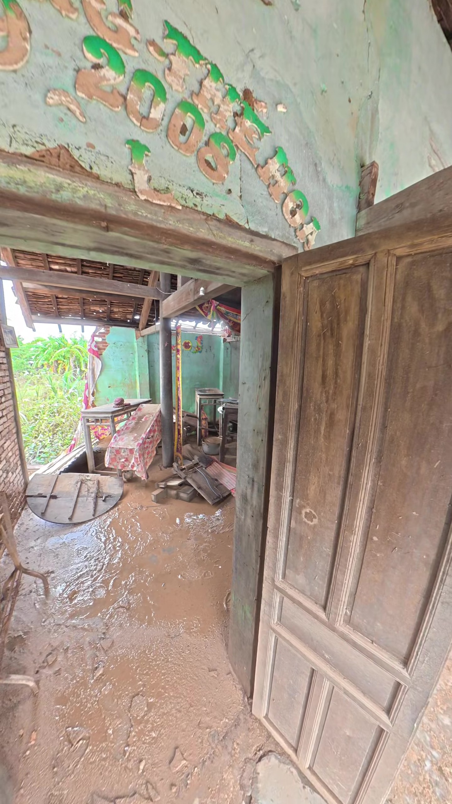 Pha thoát nạn của cụ bà 105 tuổi trong ngôi nhà cổ ở Đắk Lắk Giữa lũ lụt - Ảnh 4.