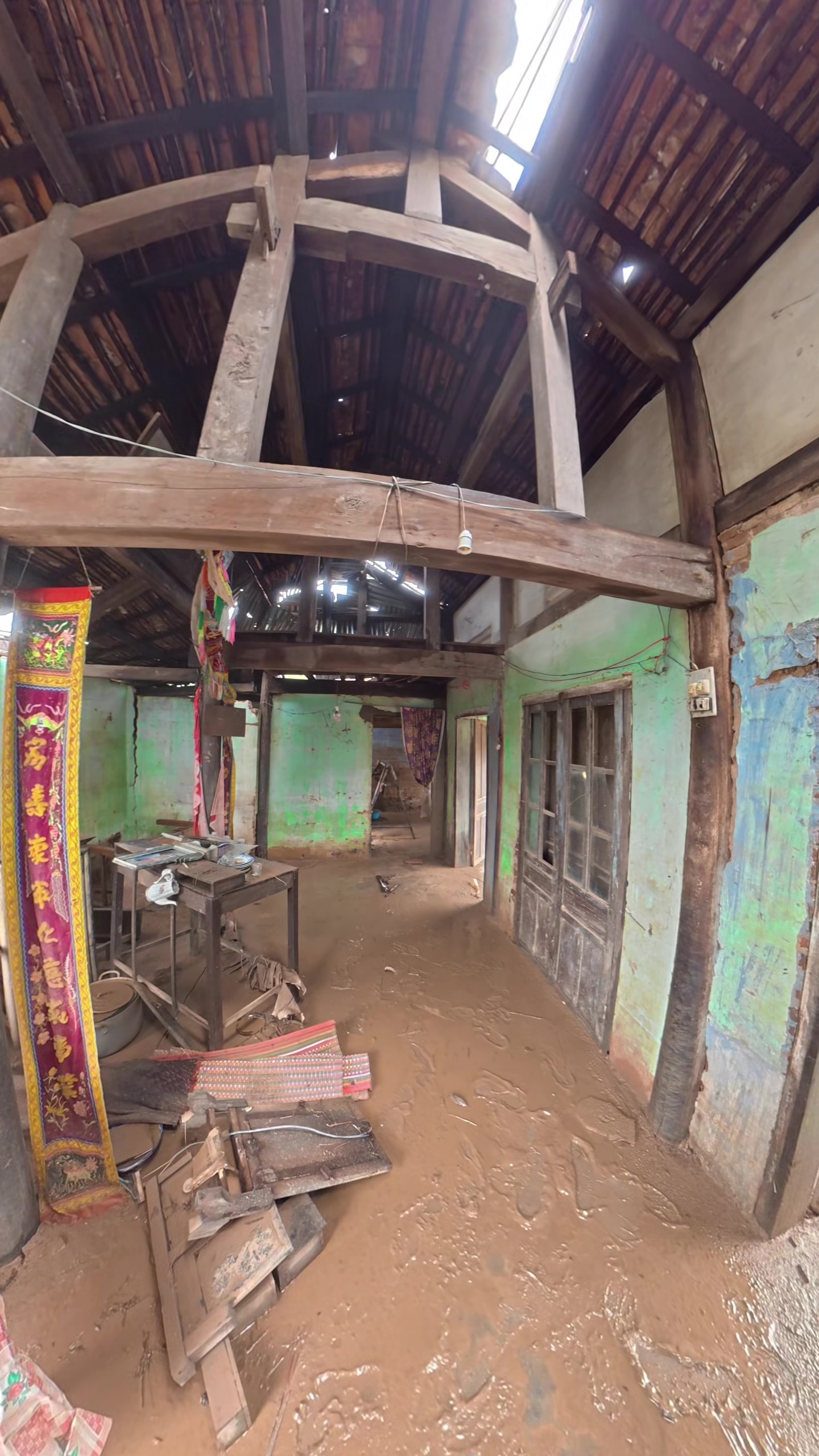 Pha thoát nạn của cụ bà 105 tuổi trong ngôi nhà cổ ở Đắk Lắk Giữa lũ lụt - Ảnh 3.